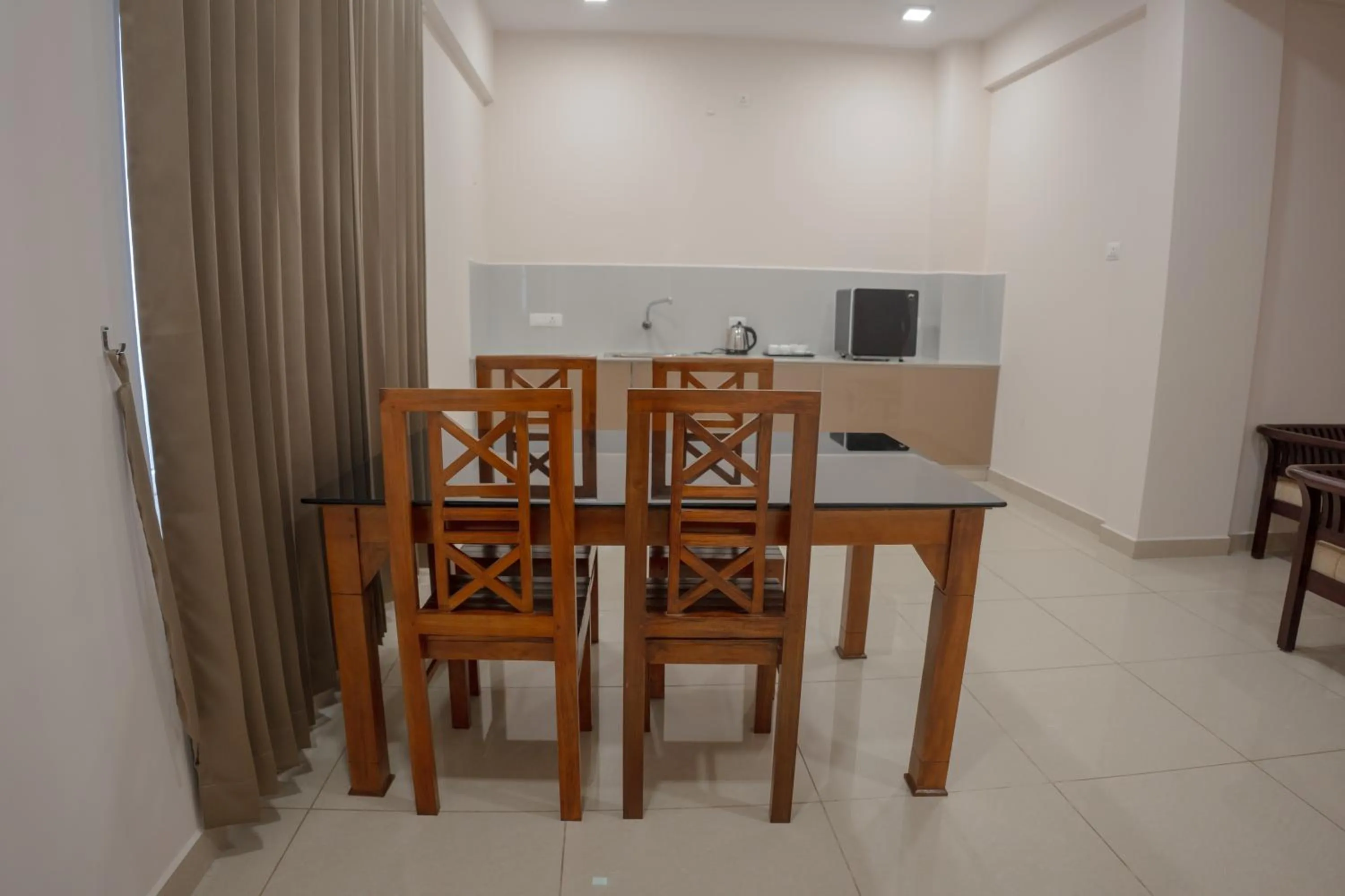 Coffee/tea facilities in Daffodils Luxury Airport Suites