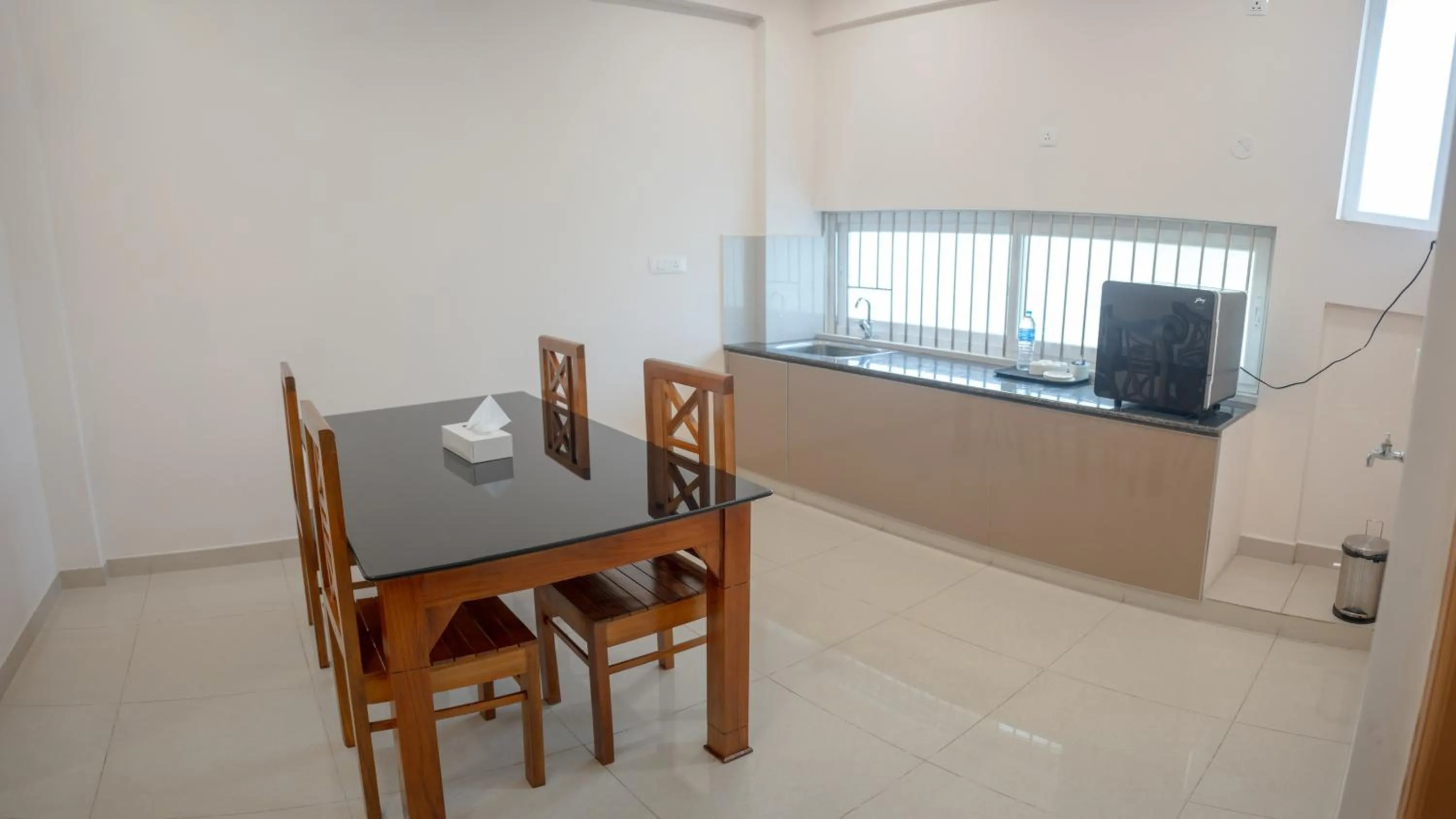 Coffee/tea facilities in Daffodils Luxury Airport Suites