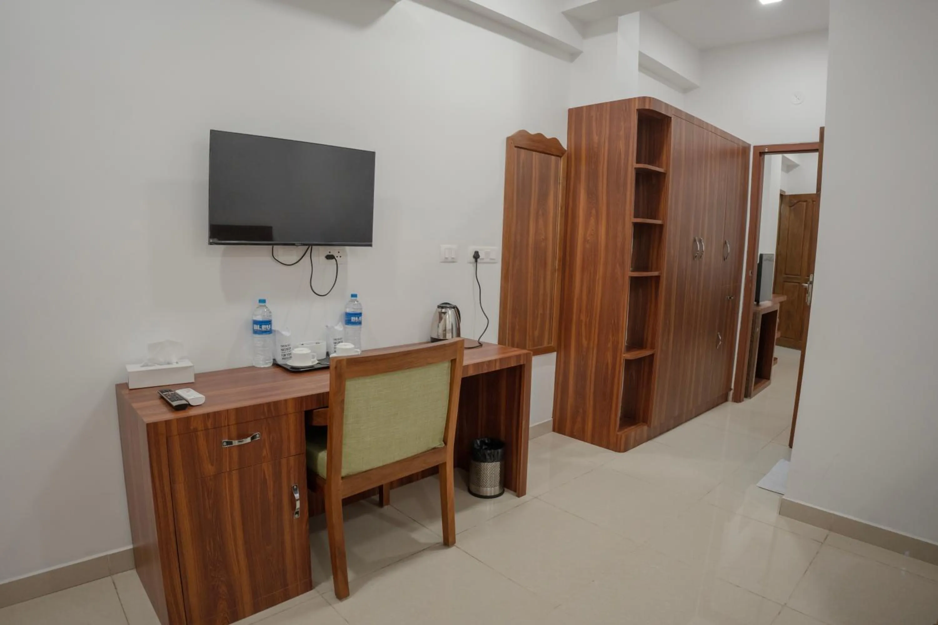 TV and multimedia in Daffodils Luxury Airport Suites