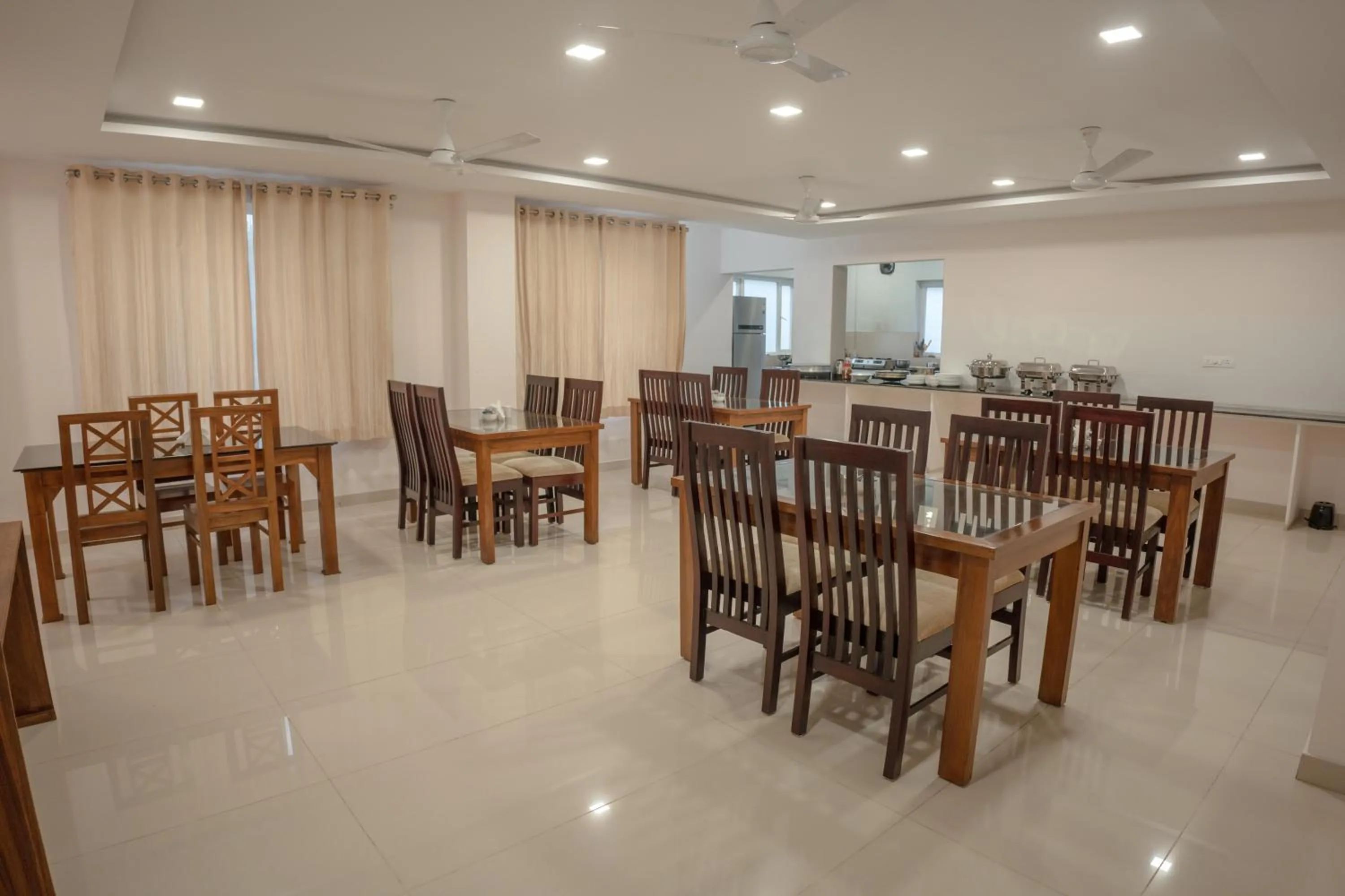 Restaurant/places to eat in Daffodils Luxury Airport Suites