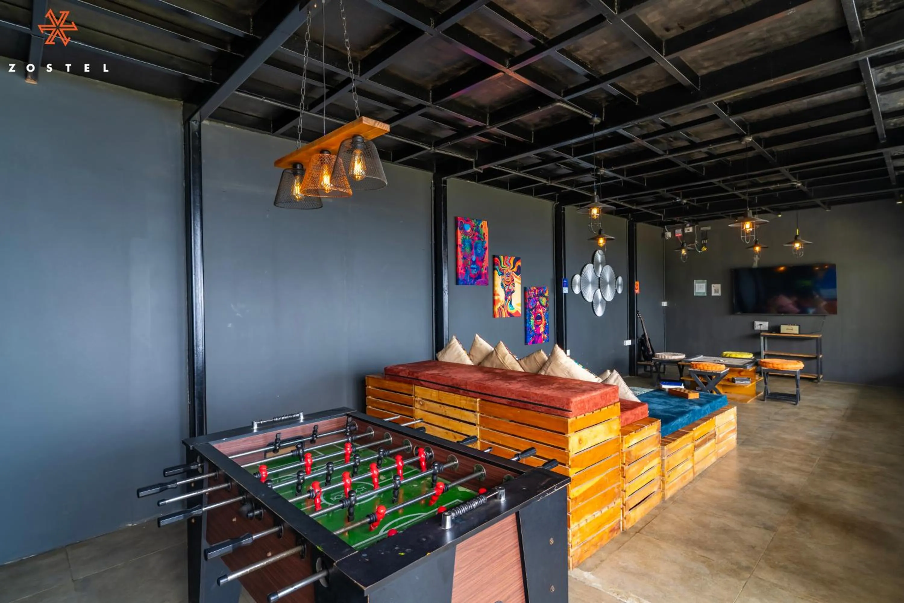Communal lounge/ TV room in Zostel Plus Poombarai, Kodaikanal