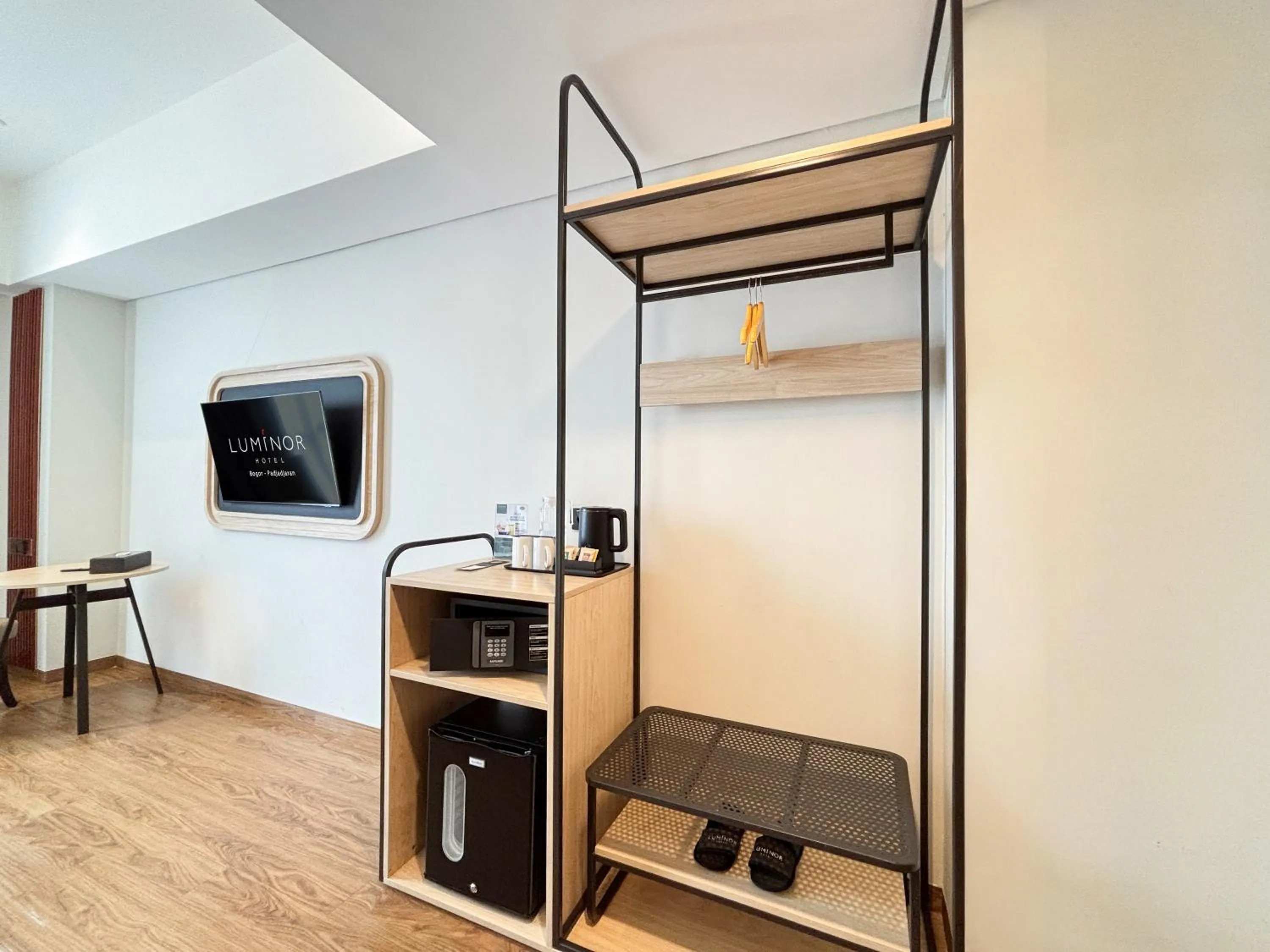 TV and multimedia in Luminor Hotel Padjadjaran Bogor by WH