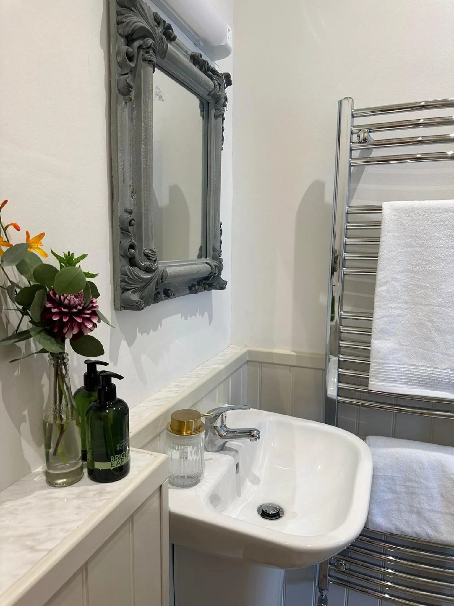 The Victoria Hotel,Bar,Bistro