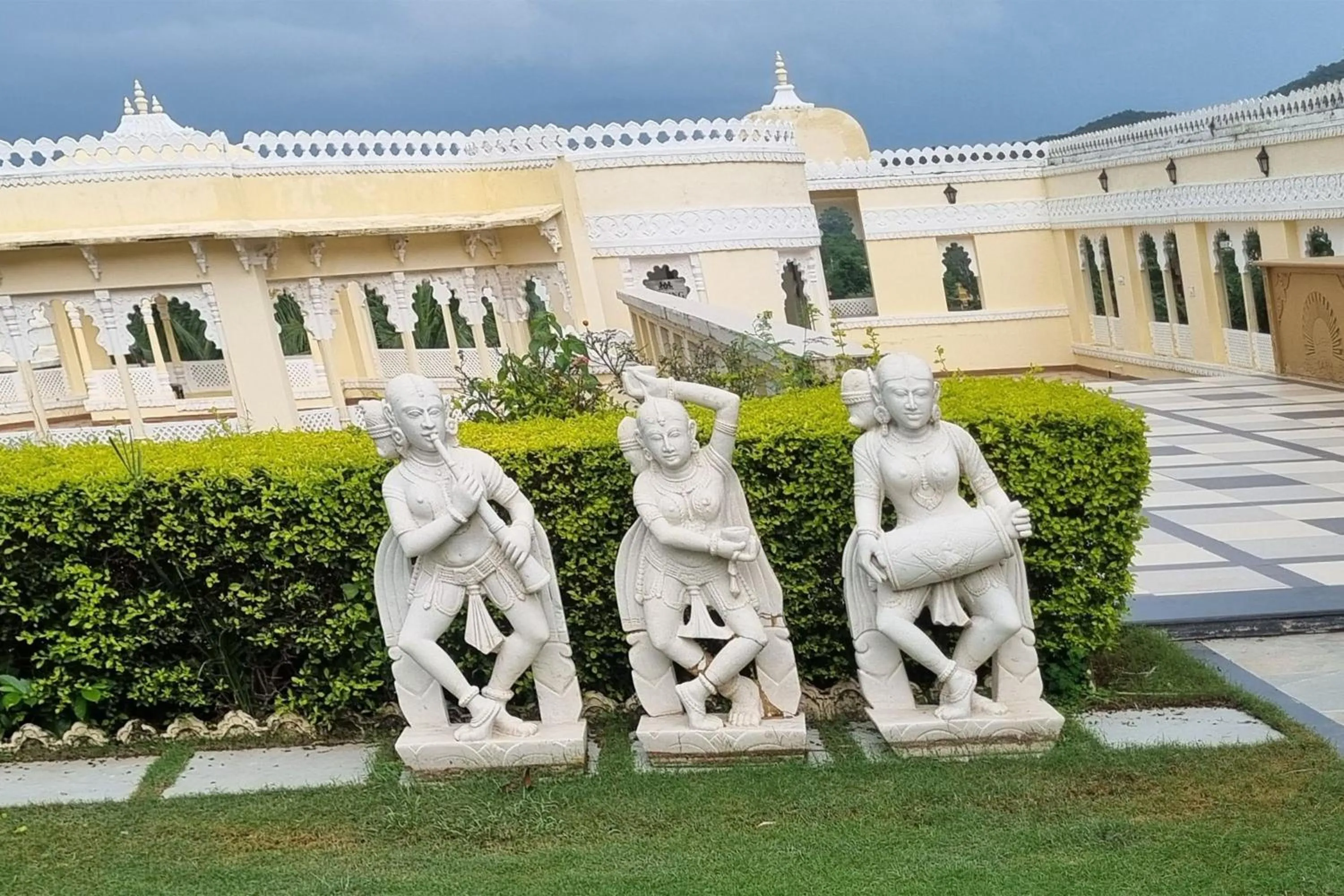 Garden in Labh Garh Palace Resort & Spa