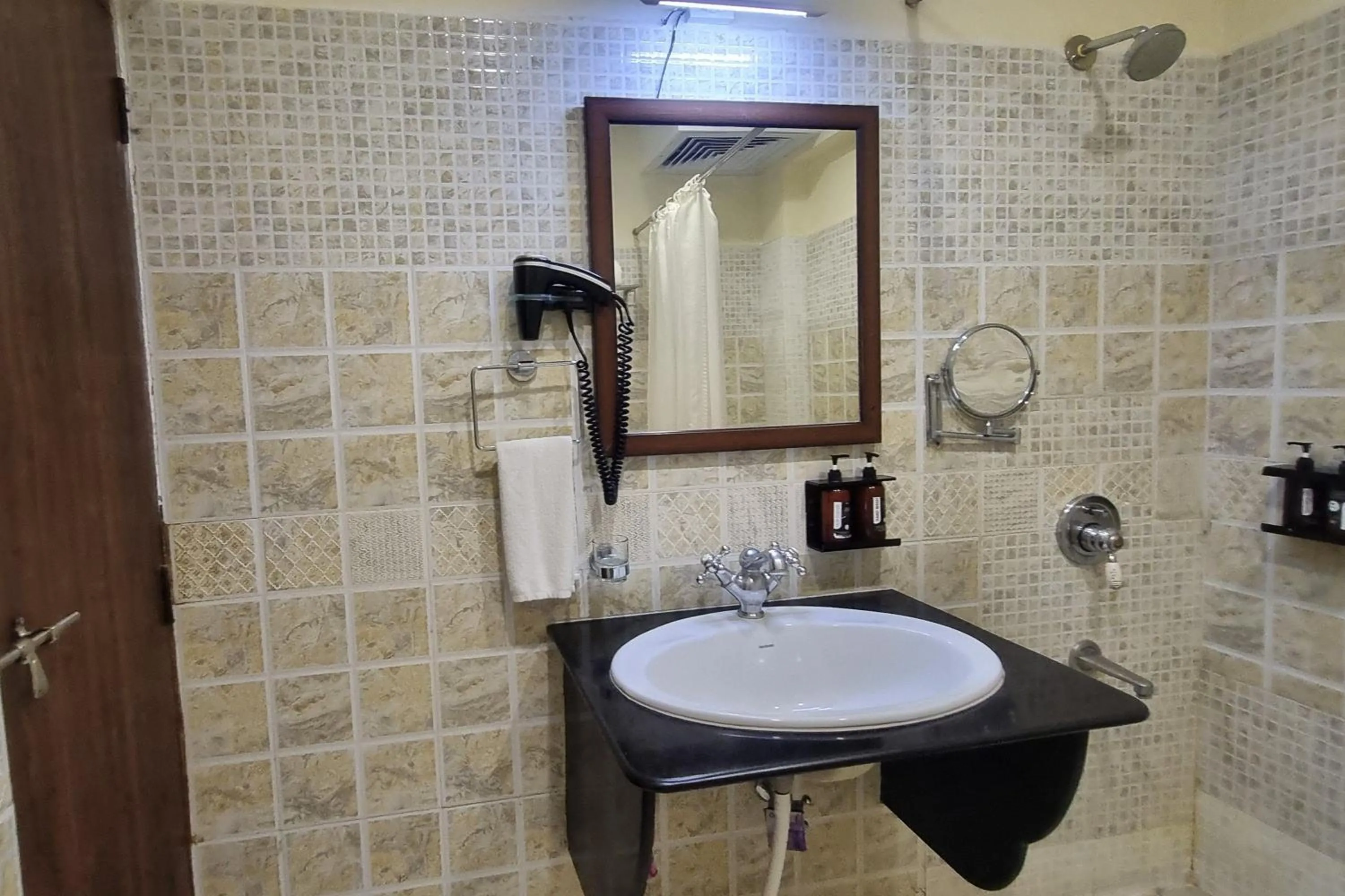 Shower in Labh Garh Palace Resort & Spa