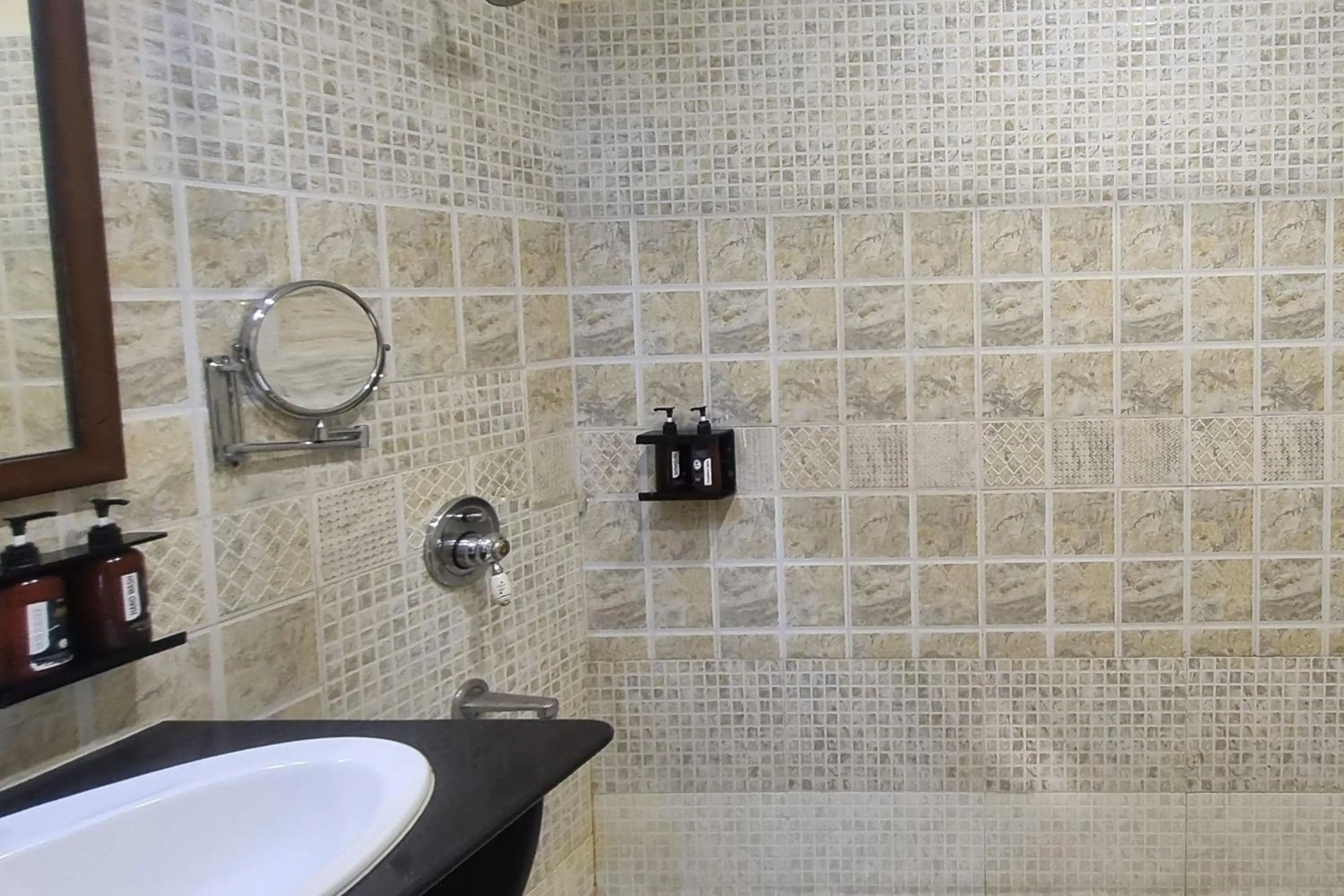 Shower in Labh Garh Palace Resort & Spa