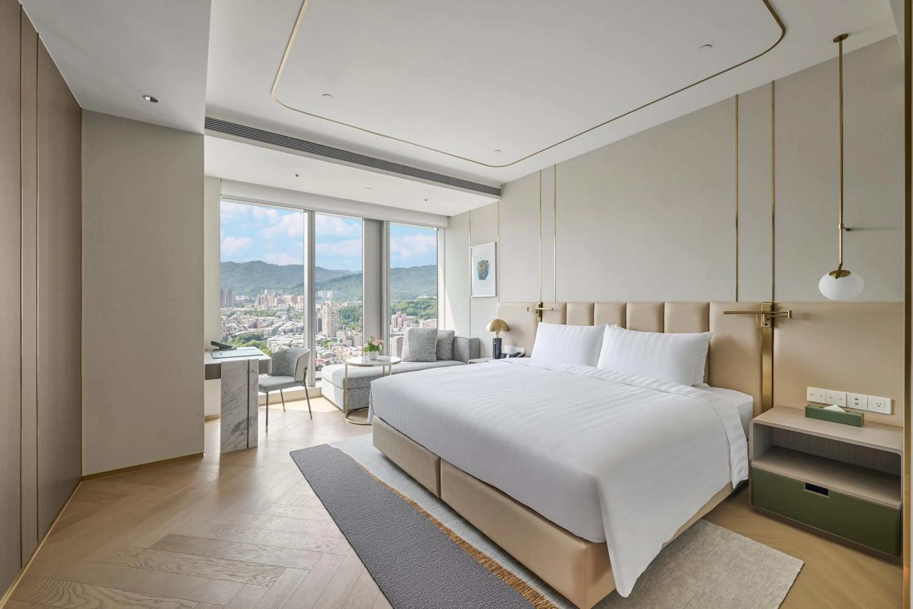 Photo of the whole room, Bed in Grand HiLai Taipei