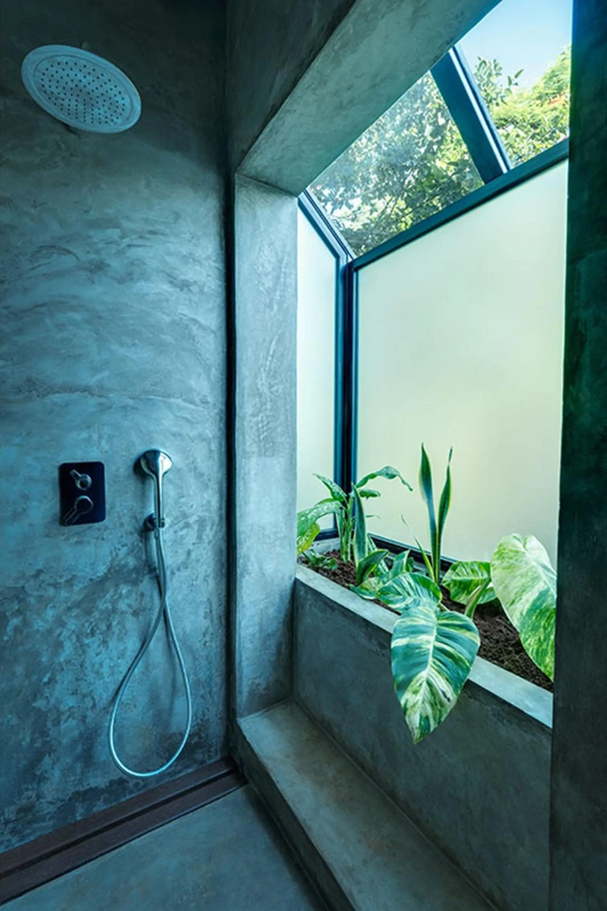 Shower in Loharano Lodge