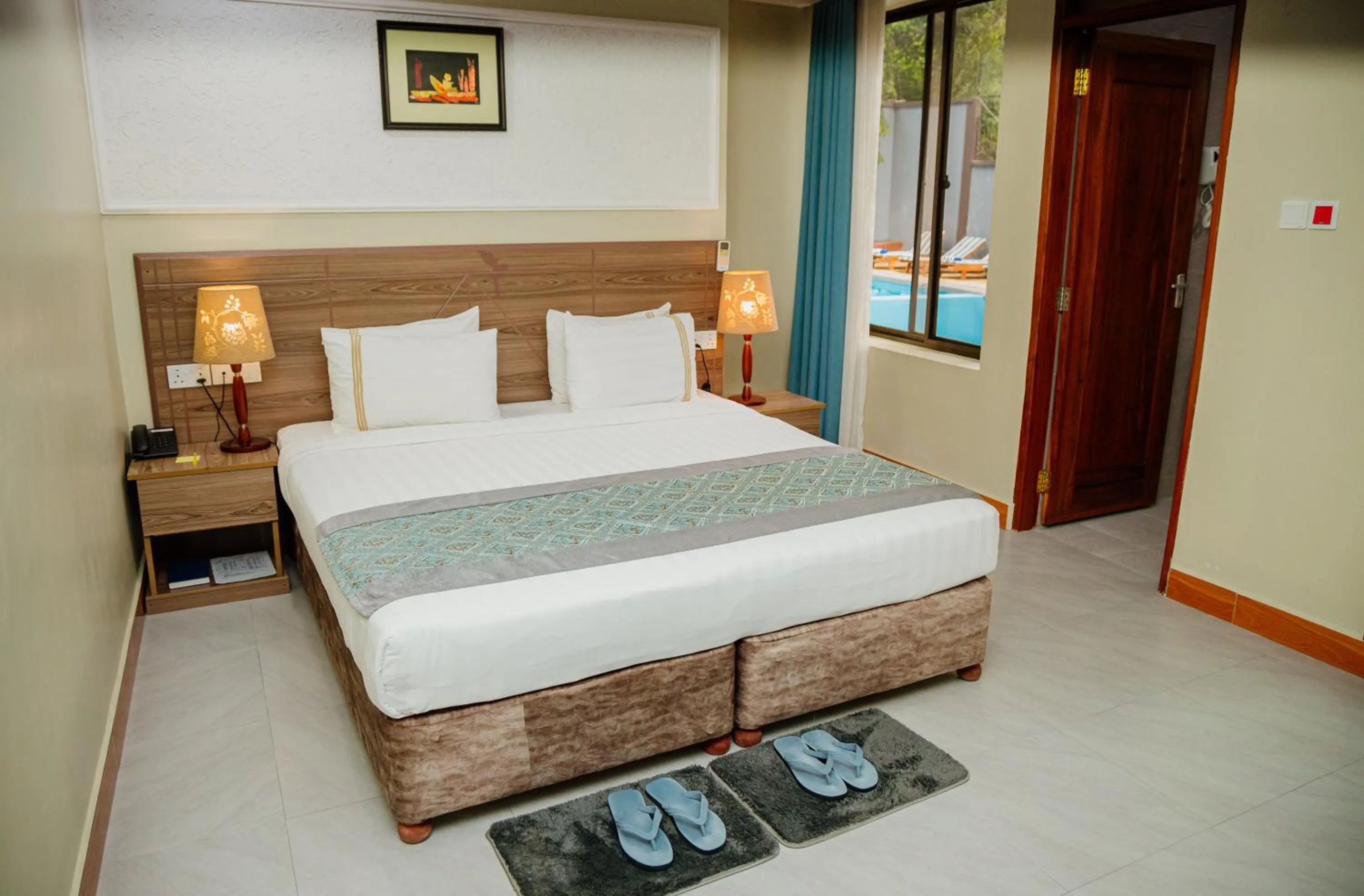 Pool view, Bed in Greenside Hotel