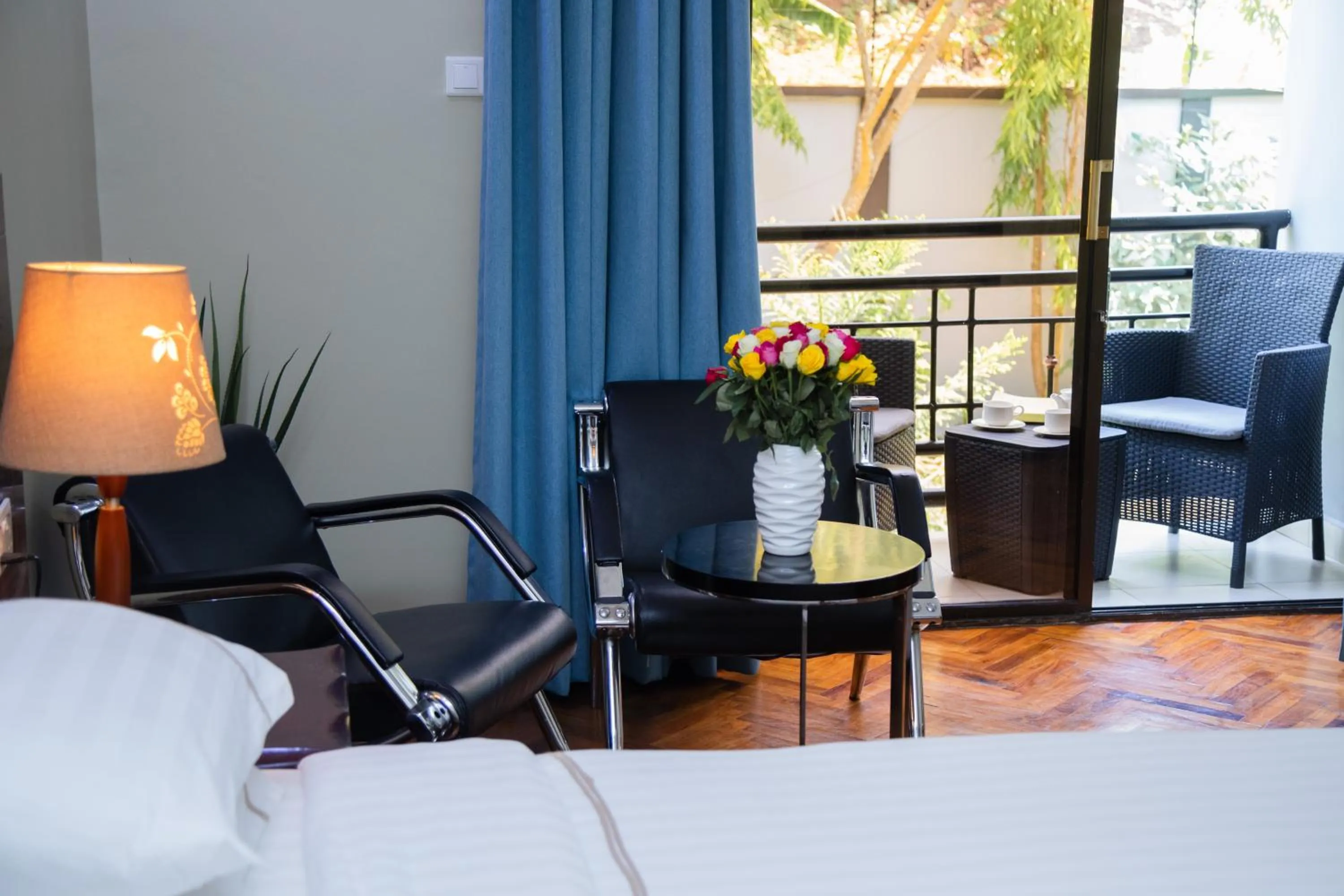 Seating area, Bed in Greenside Hotel