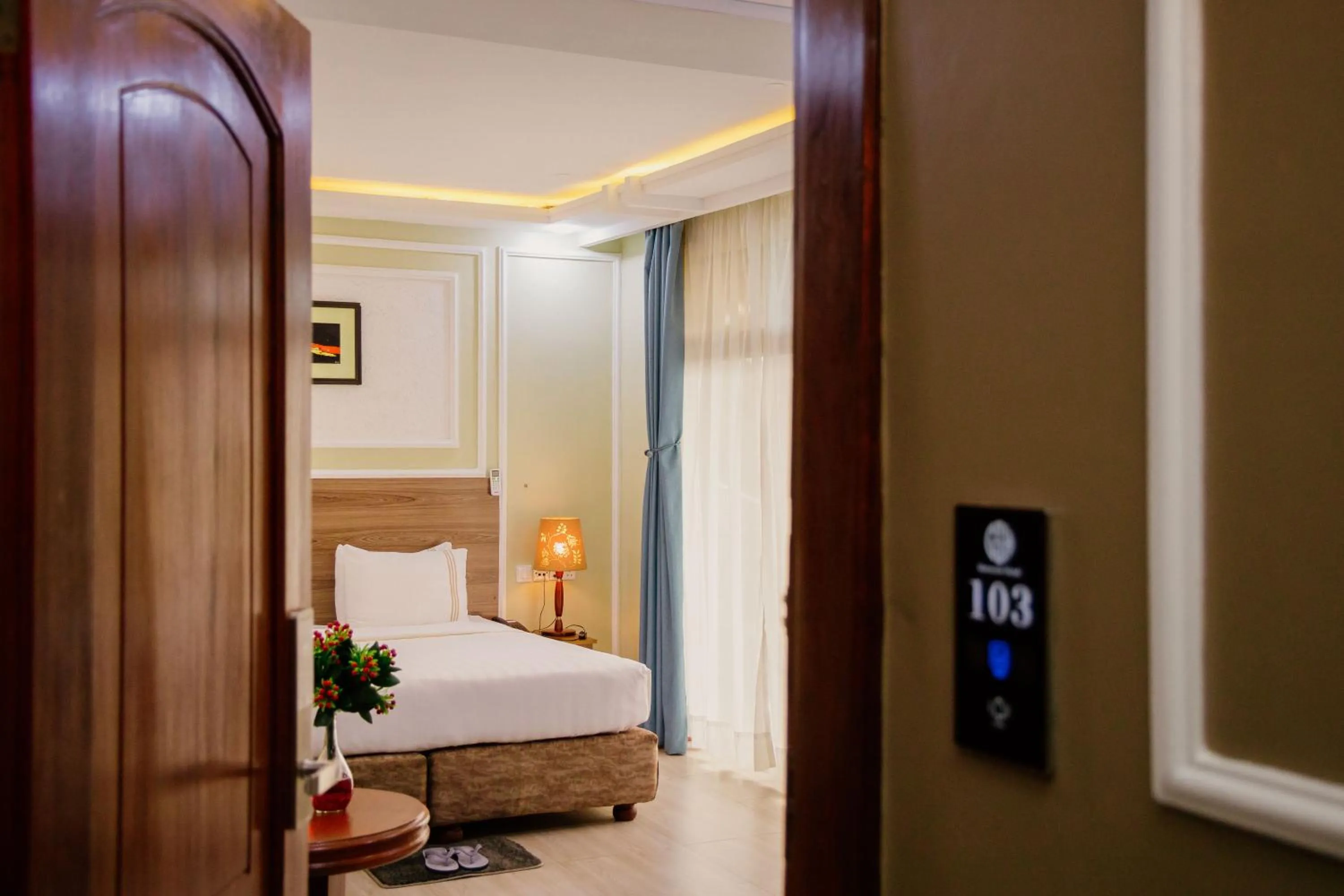 Photo of the whole room, Bed in Greenside Hotel