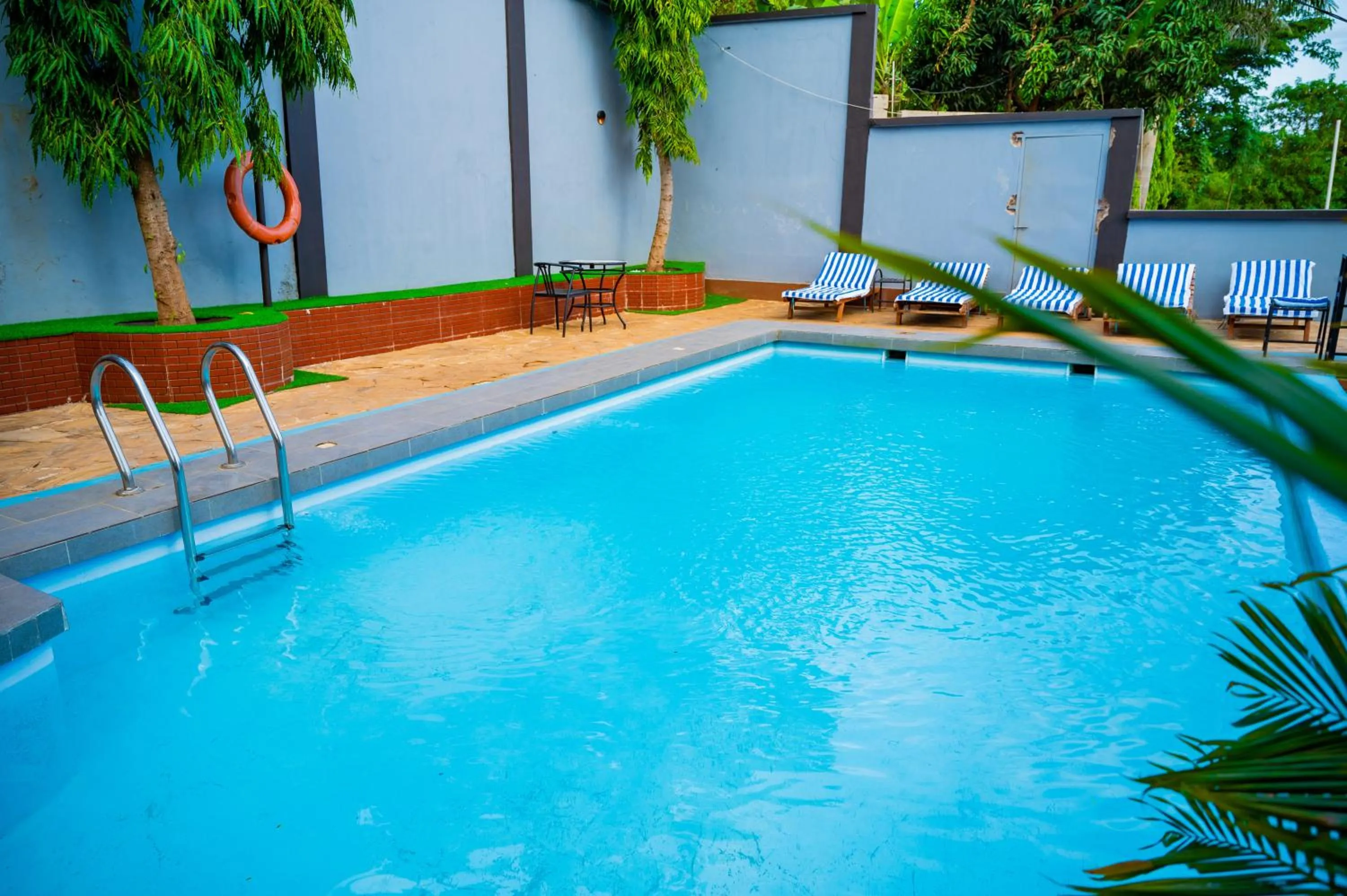 Swimming pool in Greenside Hotel