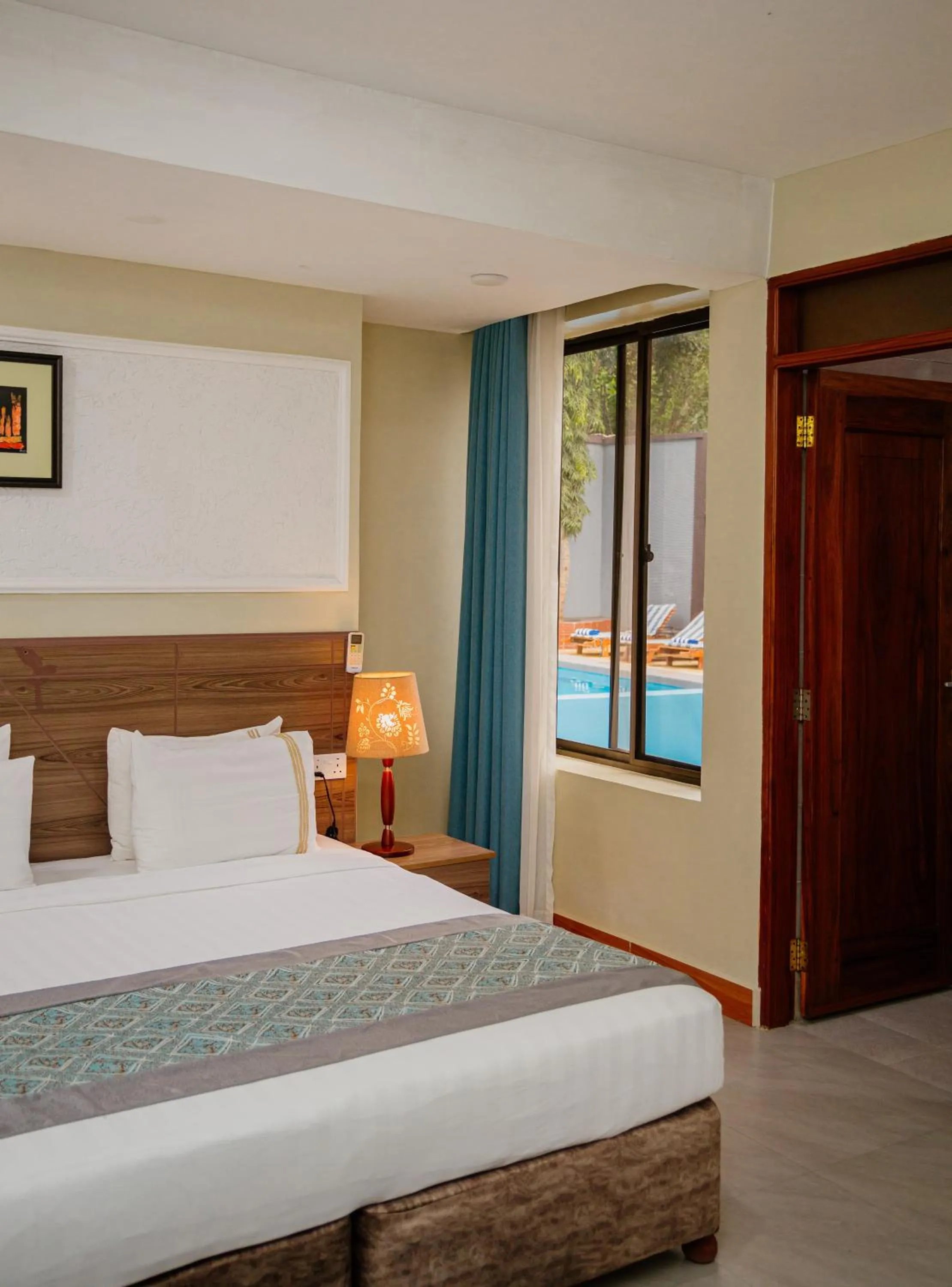 Pool view, Bed in Greenside Hotel