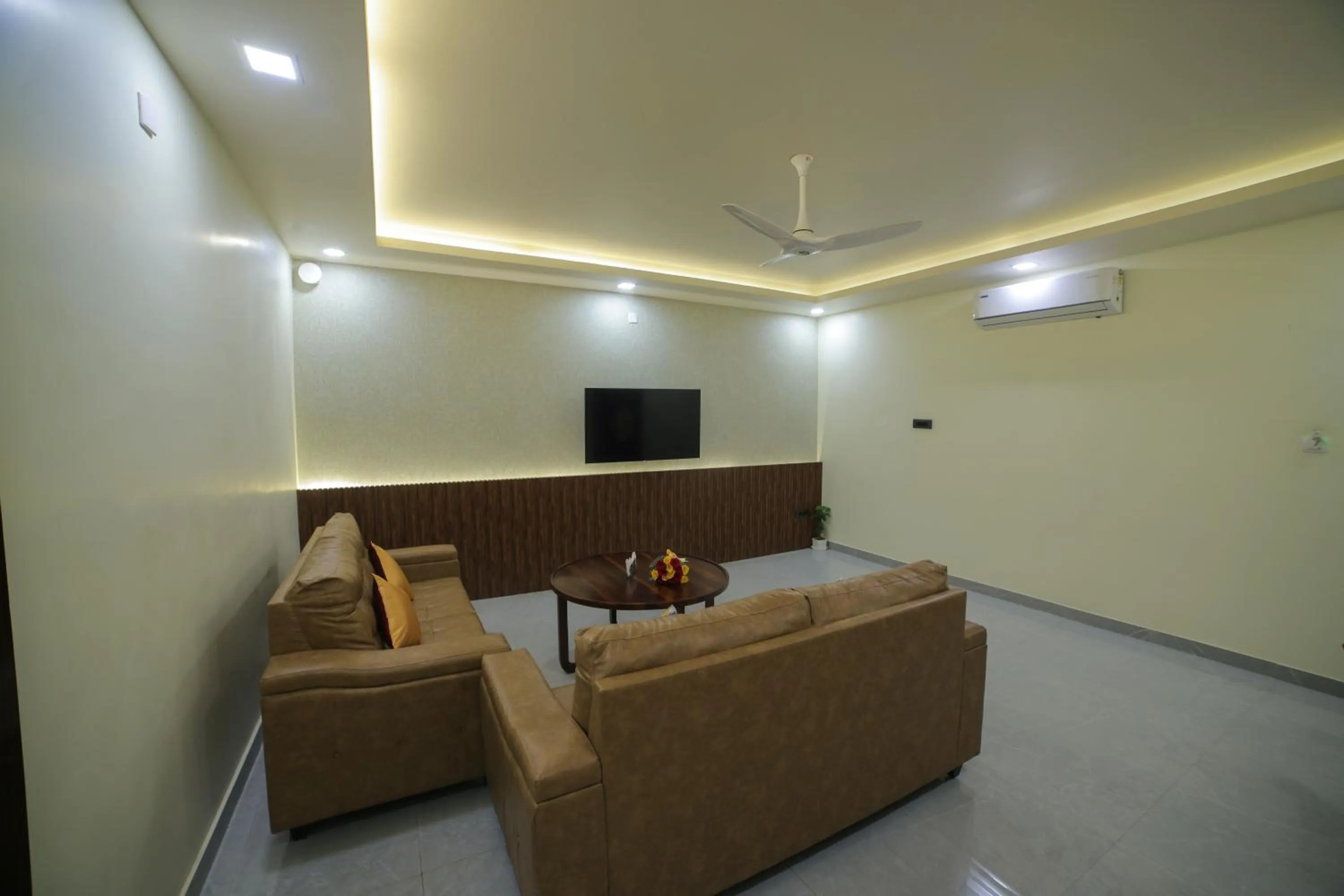 Living room in Lake Valley Resort and Spa Tirupati, 27 kms from Talakona Waterfall
