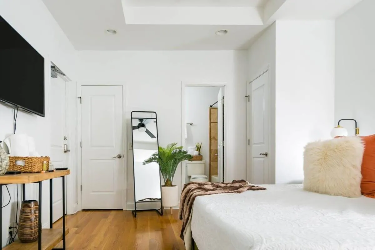 Bed in Grand Loft ON THEE Broadway Strip