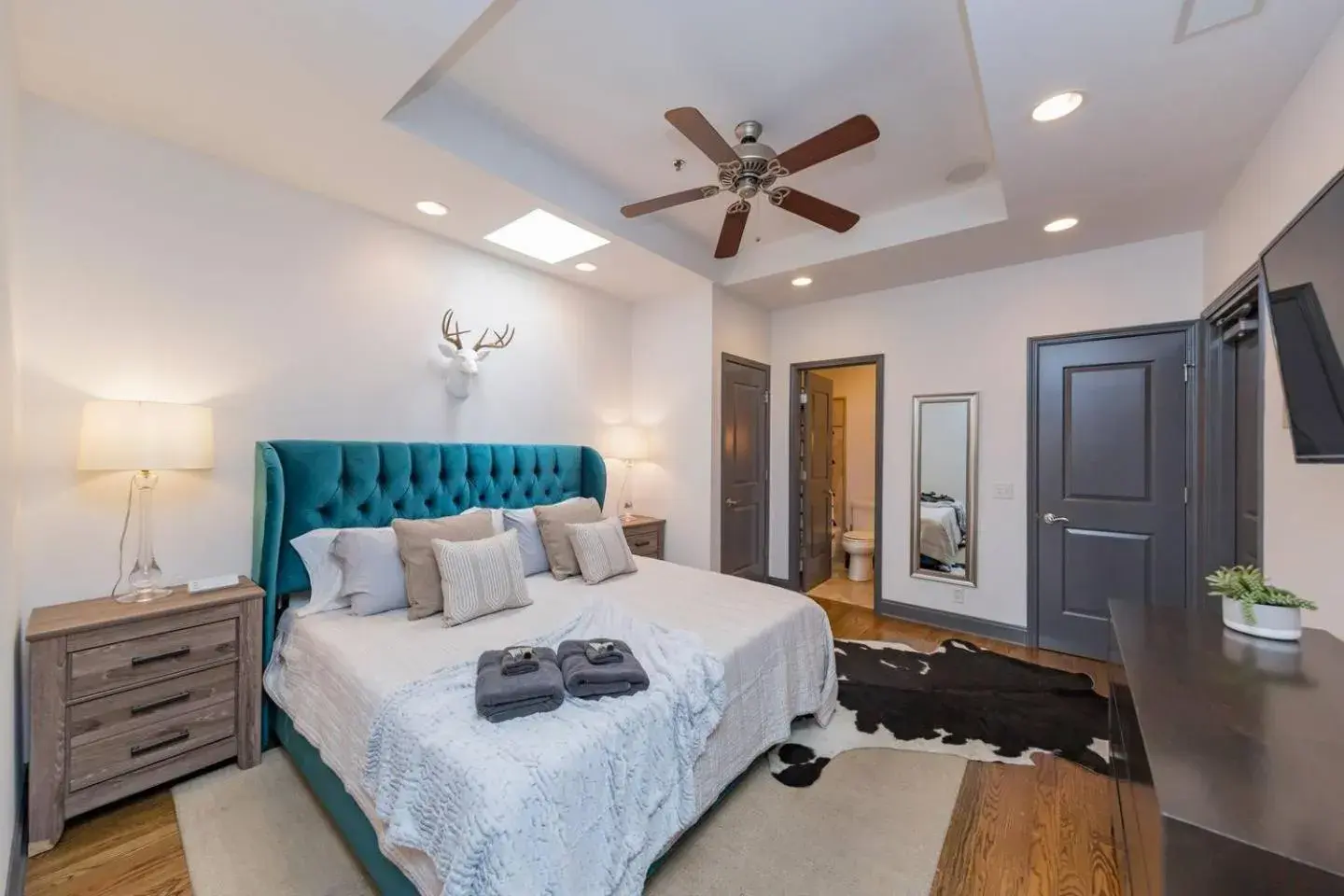 Spacious Penthouse ON the Broadway Strip Spacious Penthouse ON the Broadway Strip