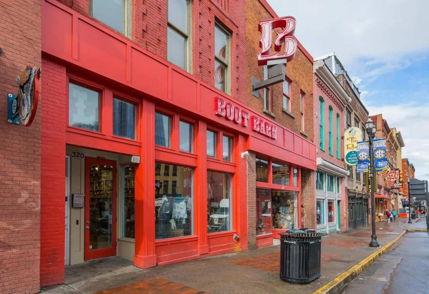 Spacious Penthouse ON the Broadway Strip
