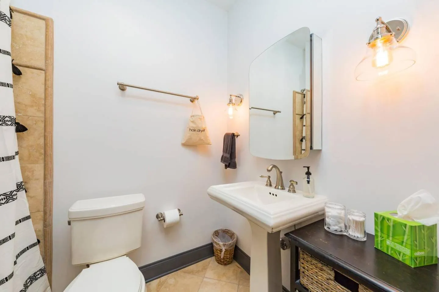 Spacious Penthouse ON the Broadway Strip