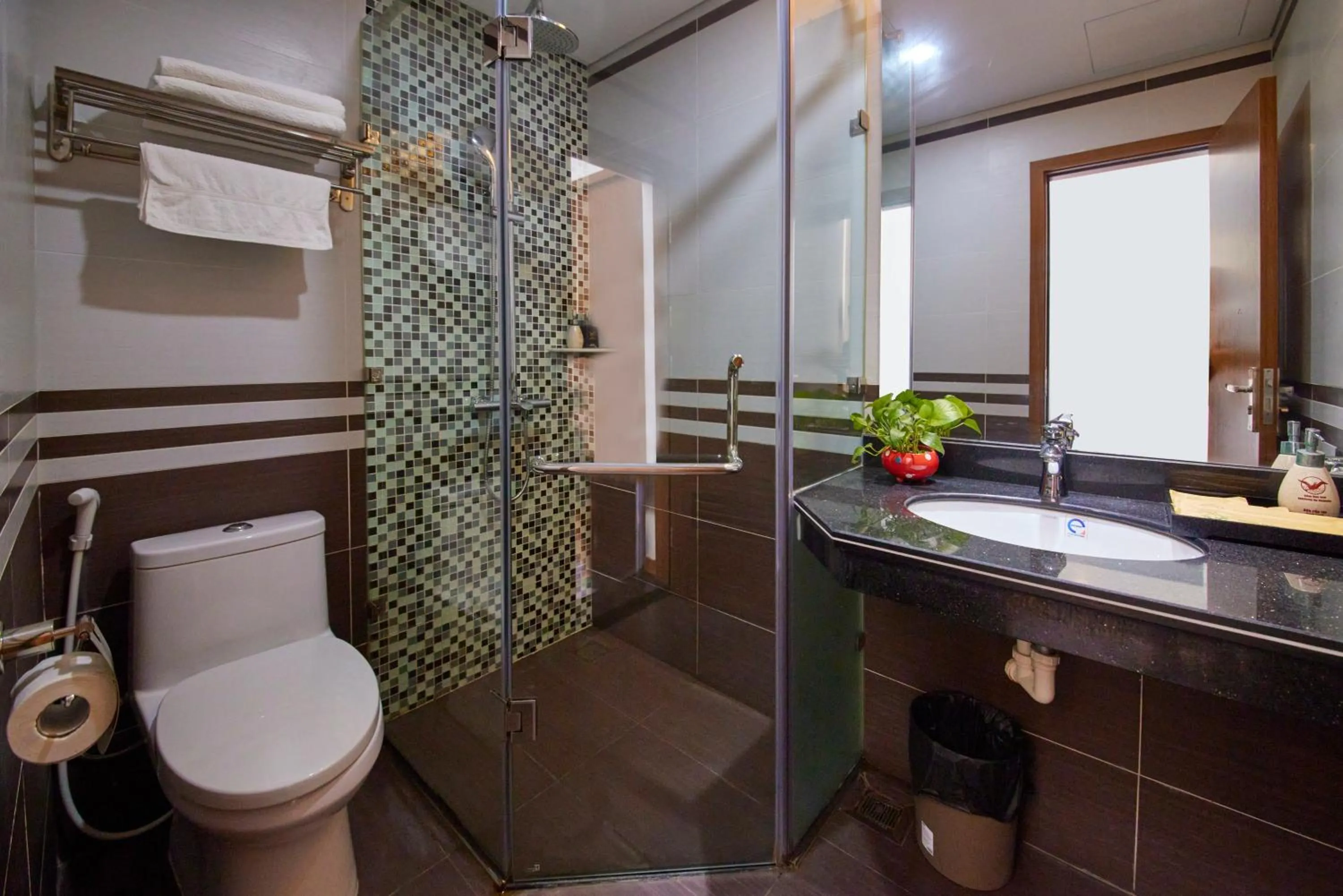 Toilet in Gieng Ngoc Sea moutain View Cat Ba