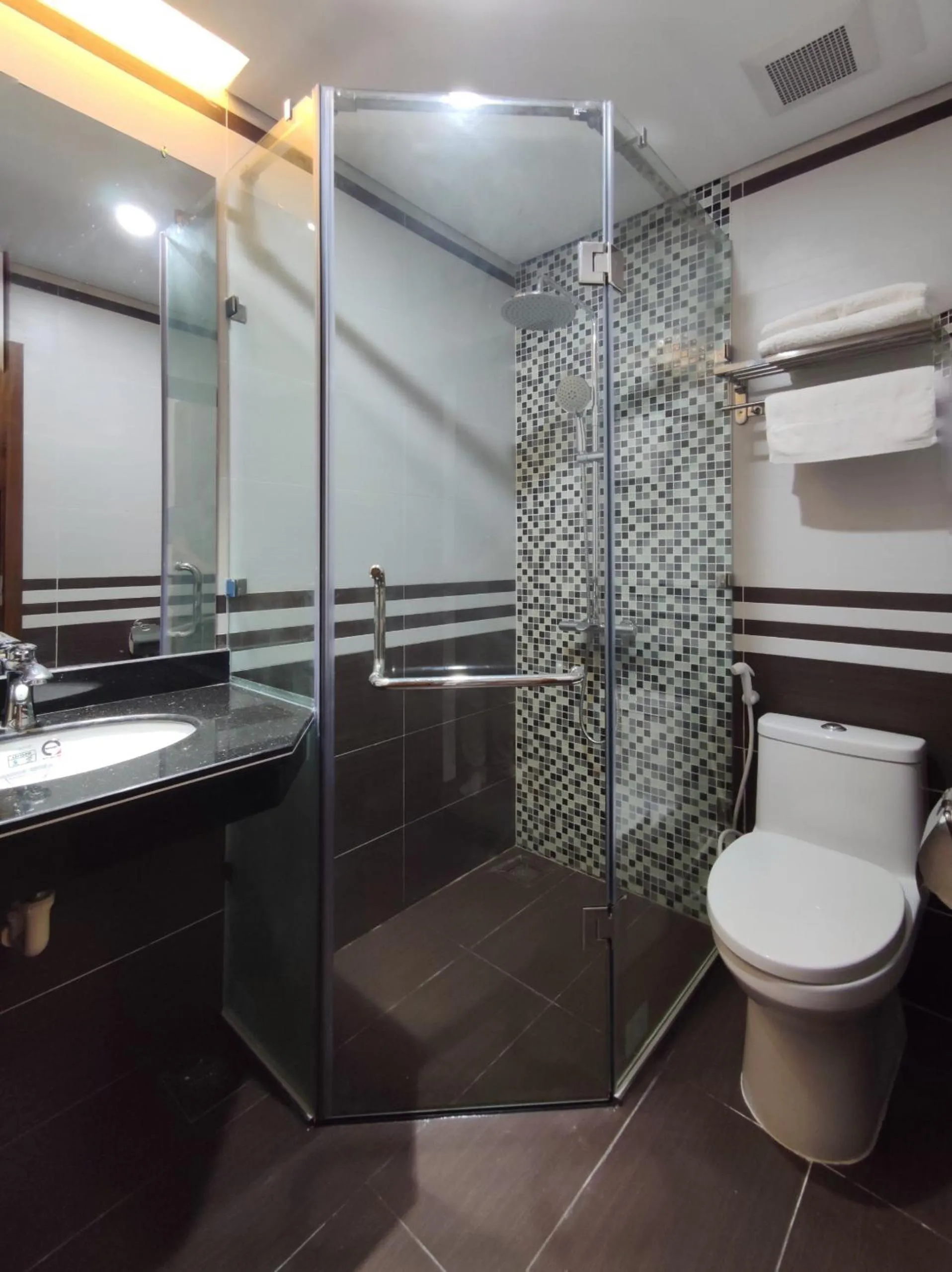 Shower in Gieng Ngoc Sea moutain View Cat Ba