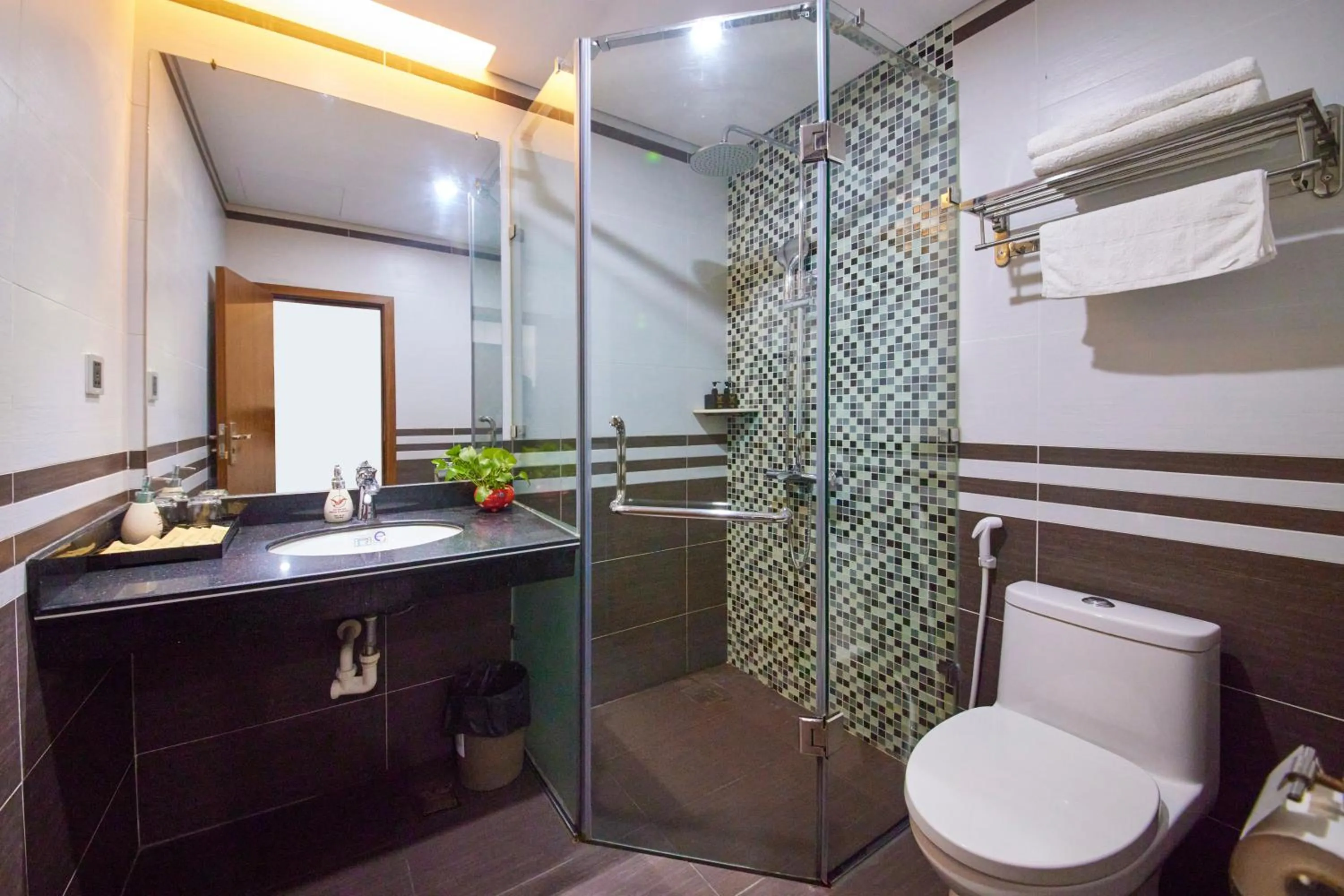 Shower in Gieng Ngoc Sea moutain View Cat Ba