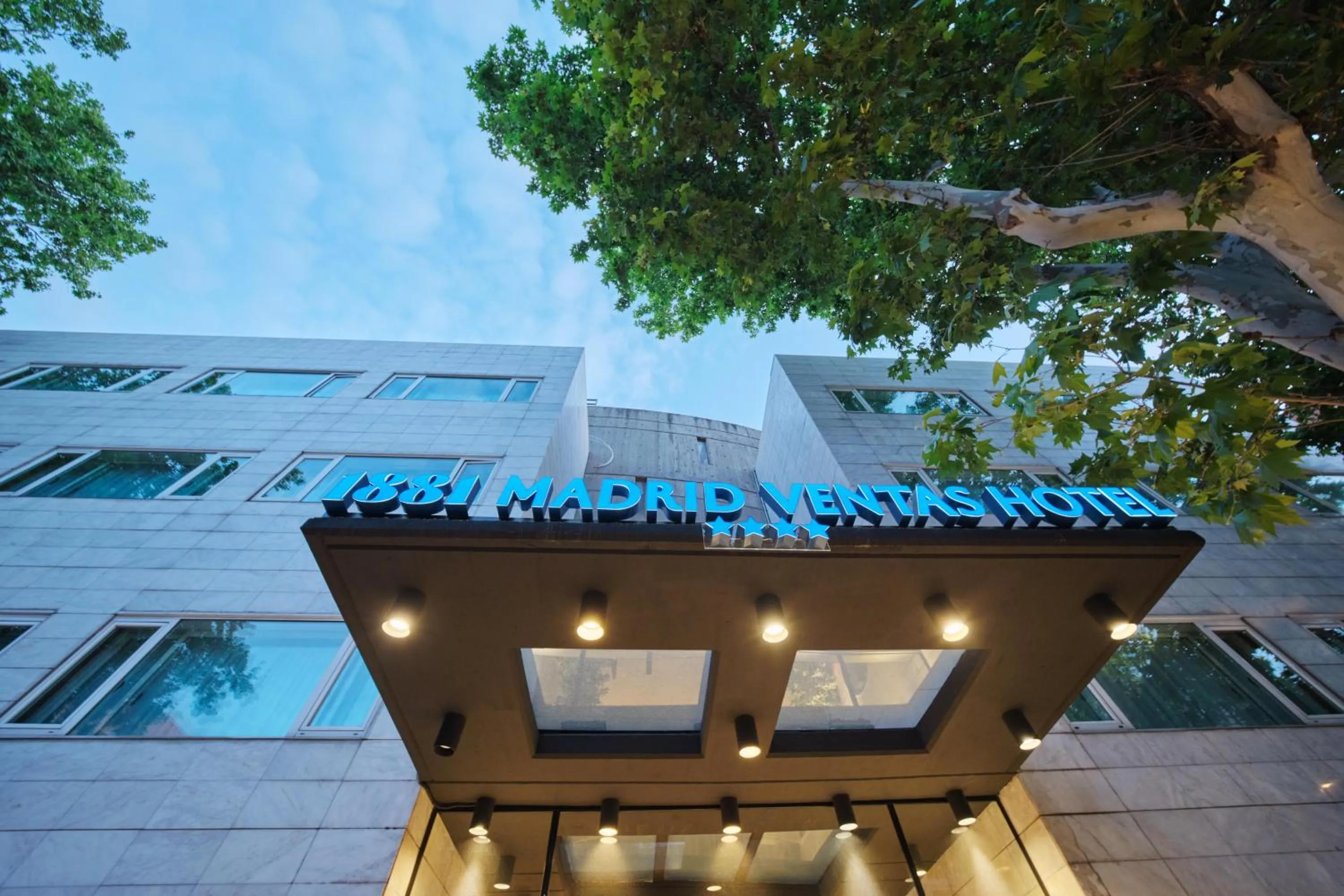 Property building in 1881 Madrid Ventas Hotel