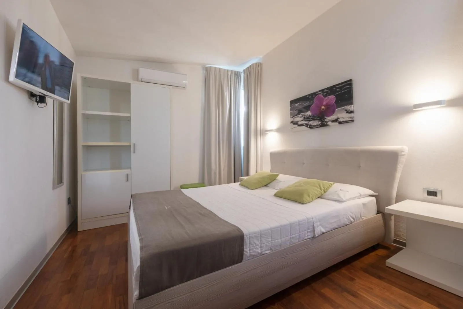 Photo of the whole room, Bed in B&B White con Parcheggio Privato