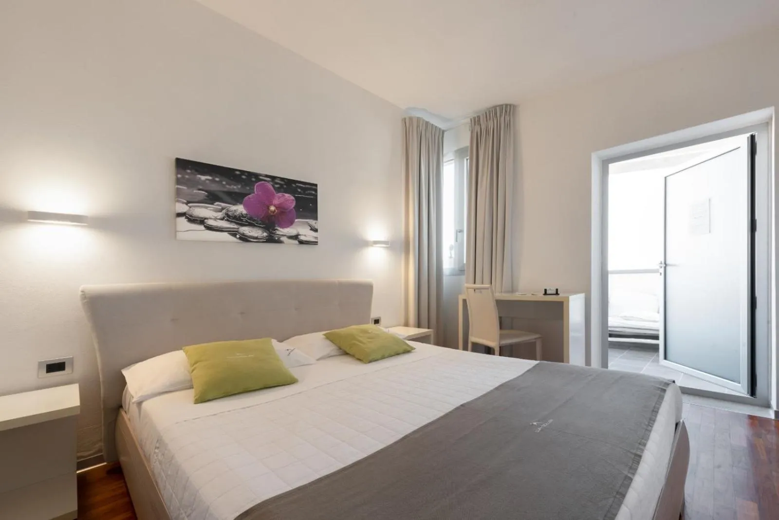 Photo of the whole room, Bed in B&B White con Parcheggio Privato