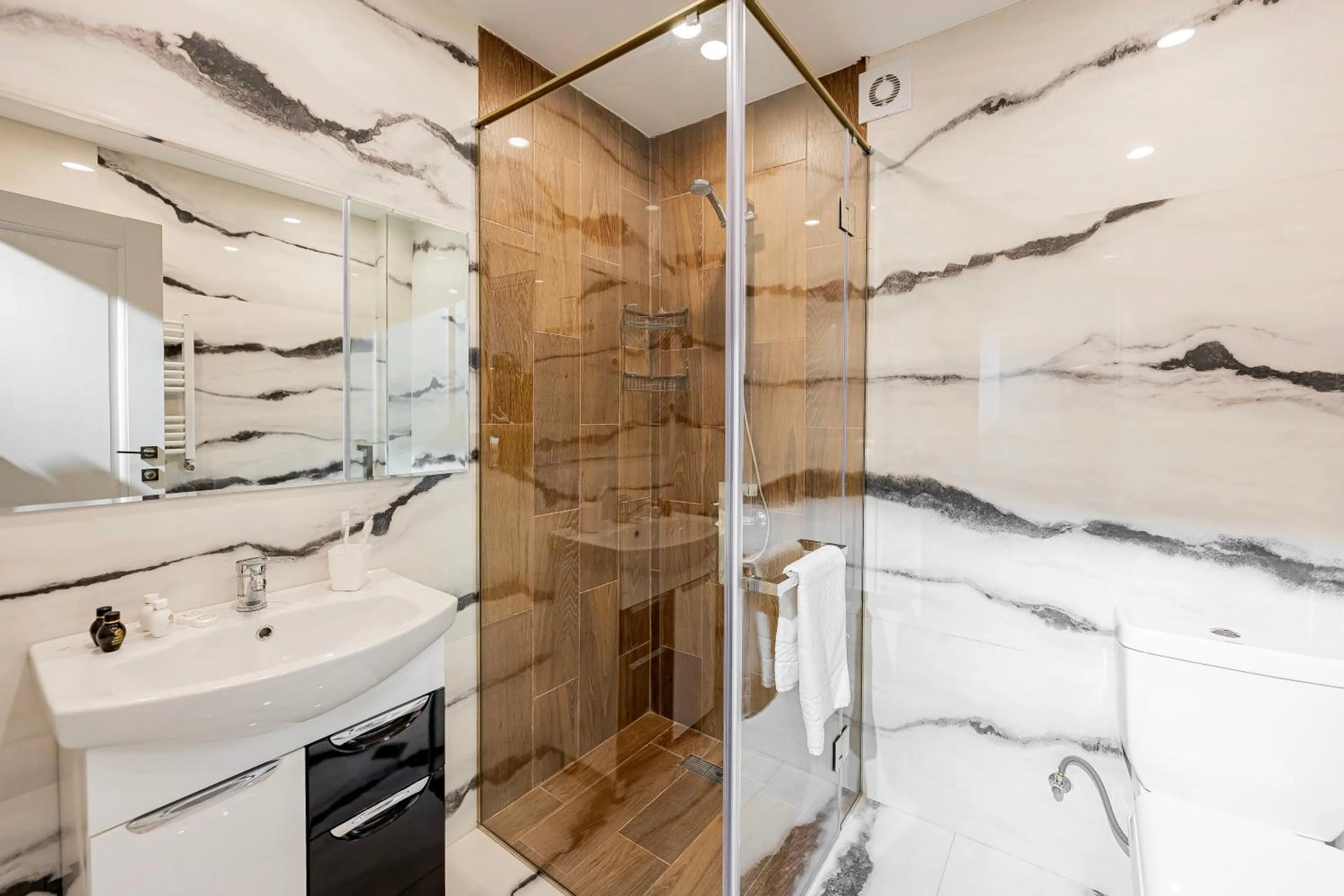 Bathroom in ARSIS Family Hotel