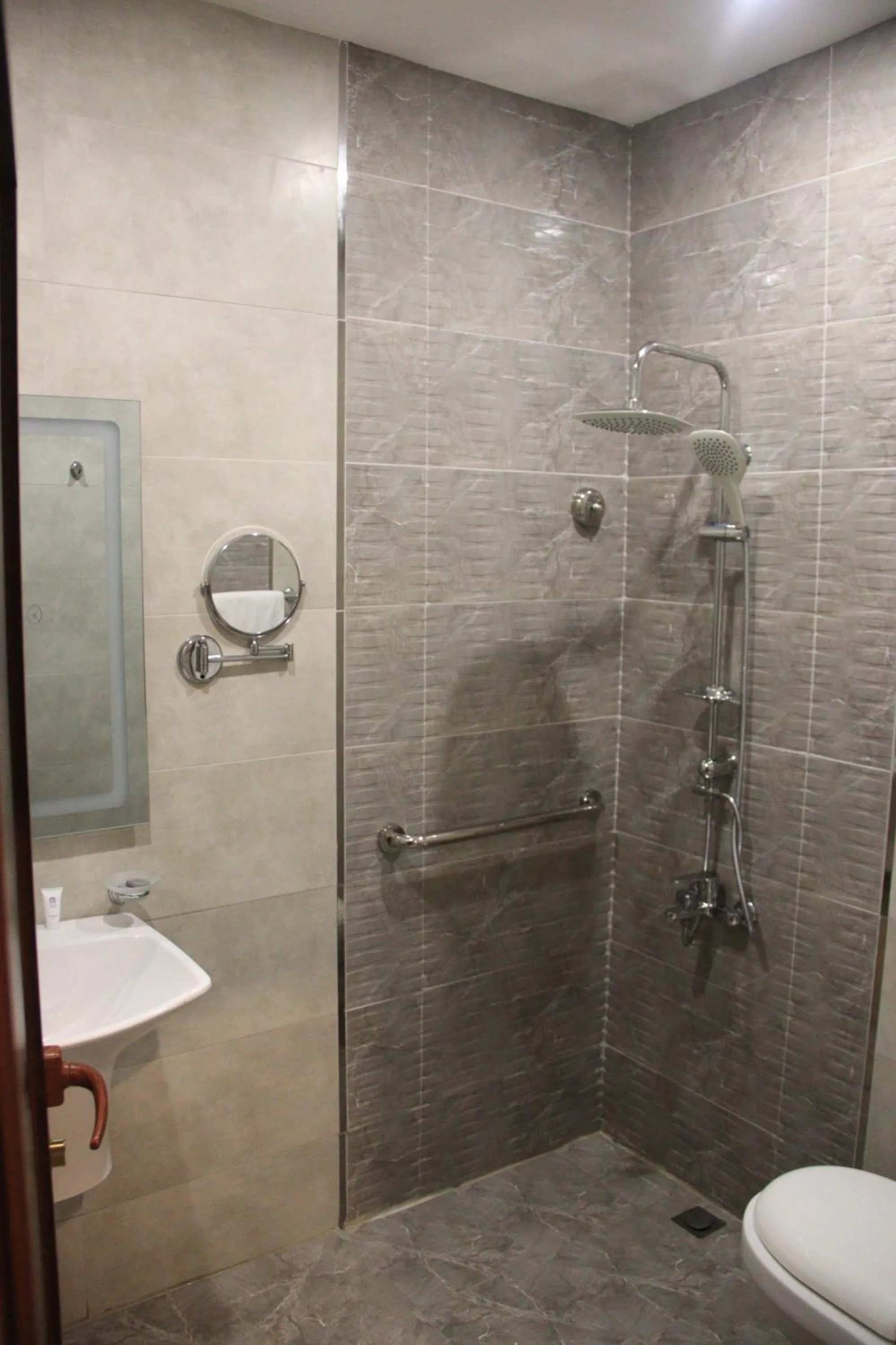 Shower in شقق سوات للشقق المخدومة 4