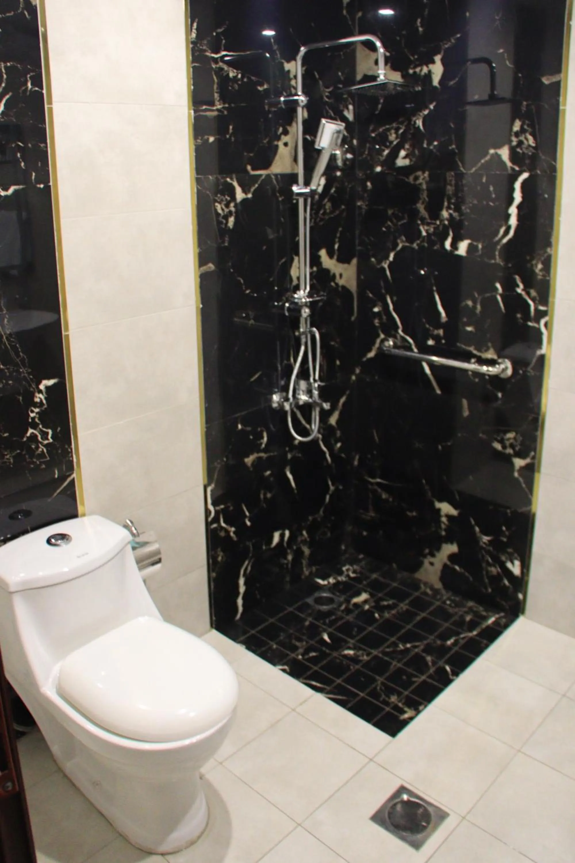 Shower in شقق سوات للشقق المخدومة 4