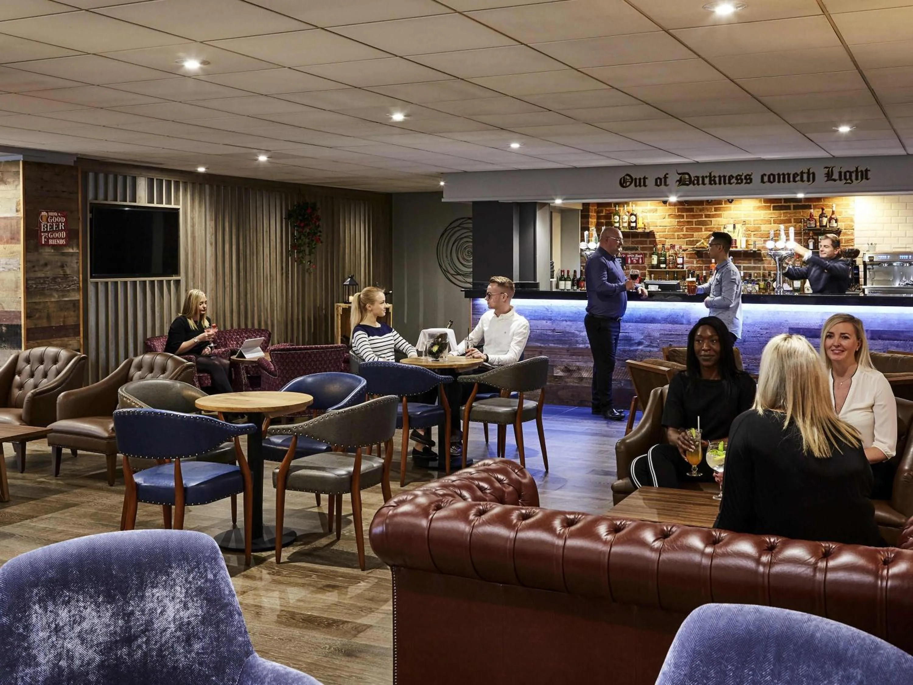 Lounge or bar in Novotel Wolverhampton City Centre