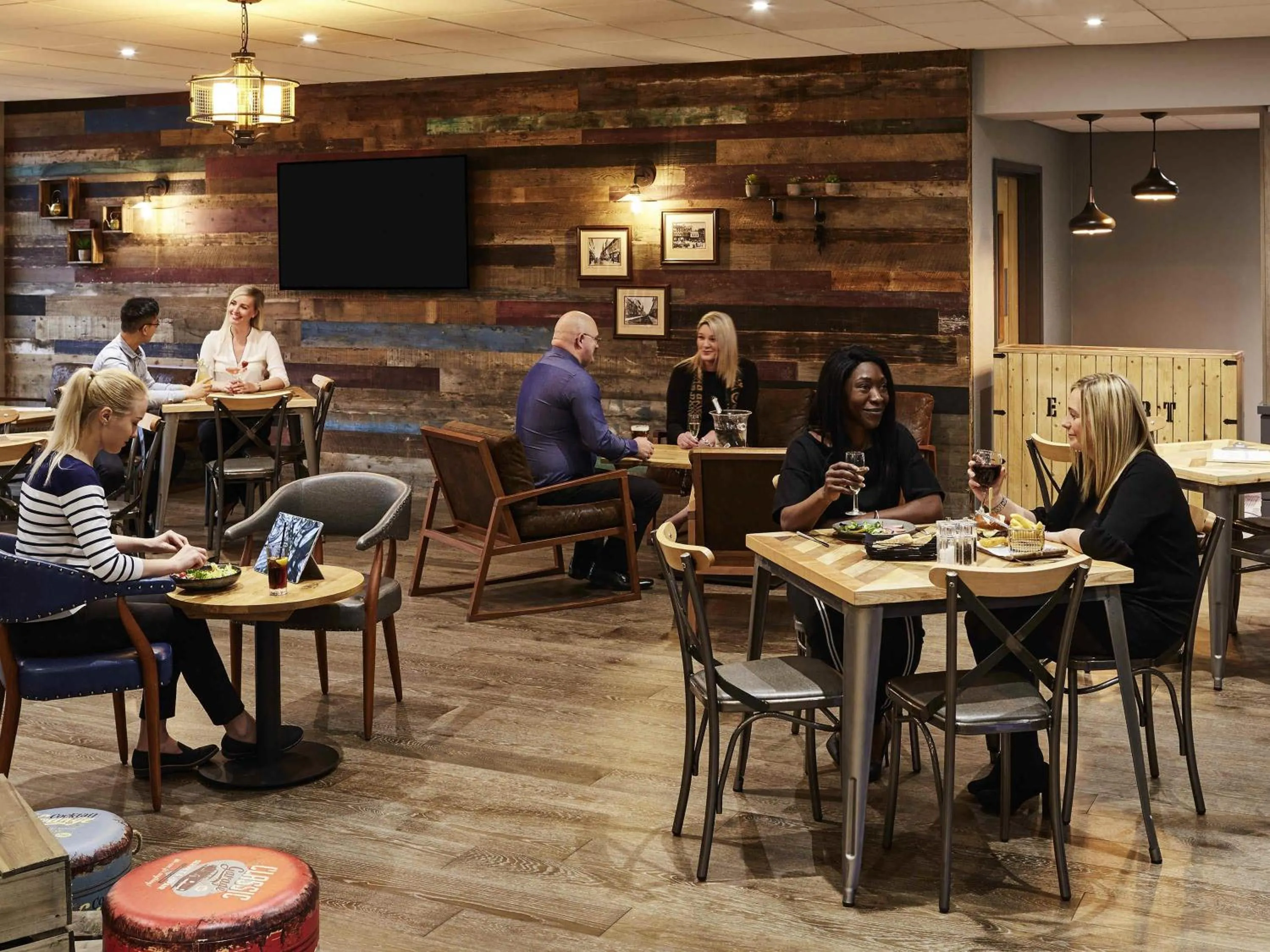 Lounge or bar in Novotel Wolverhampton City Centre