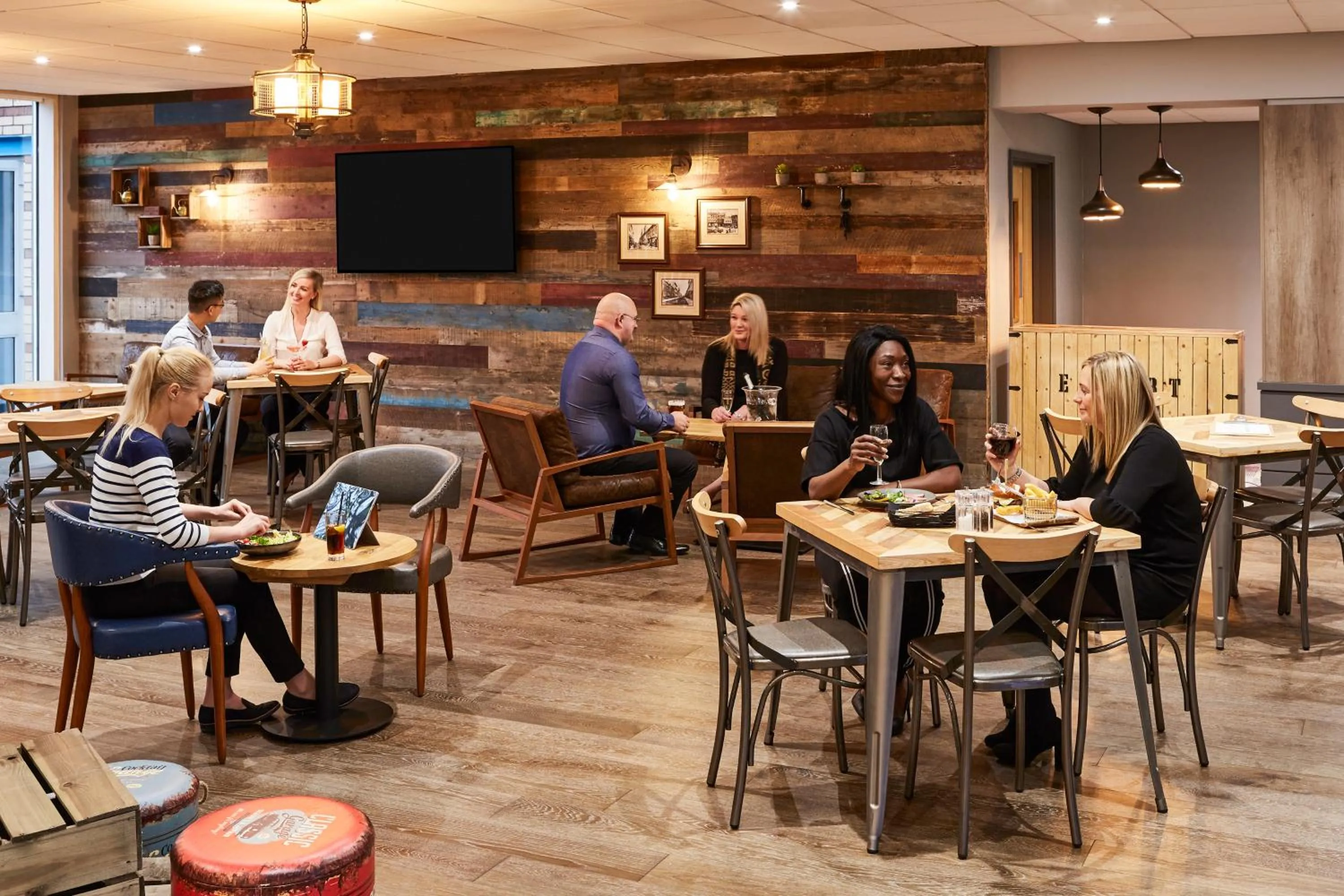 Restaurant/places to eat in Novotel Wolverhampton City Centre