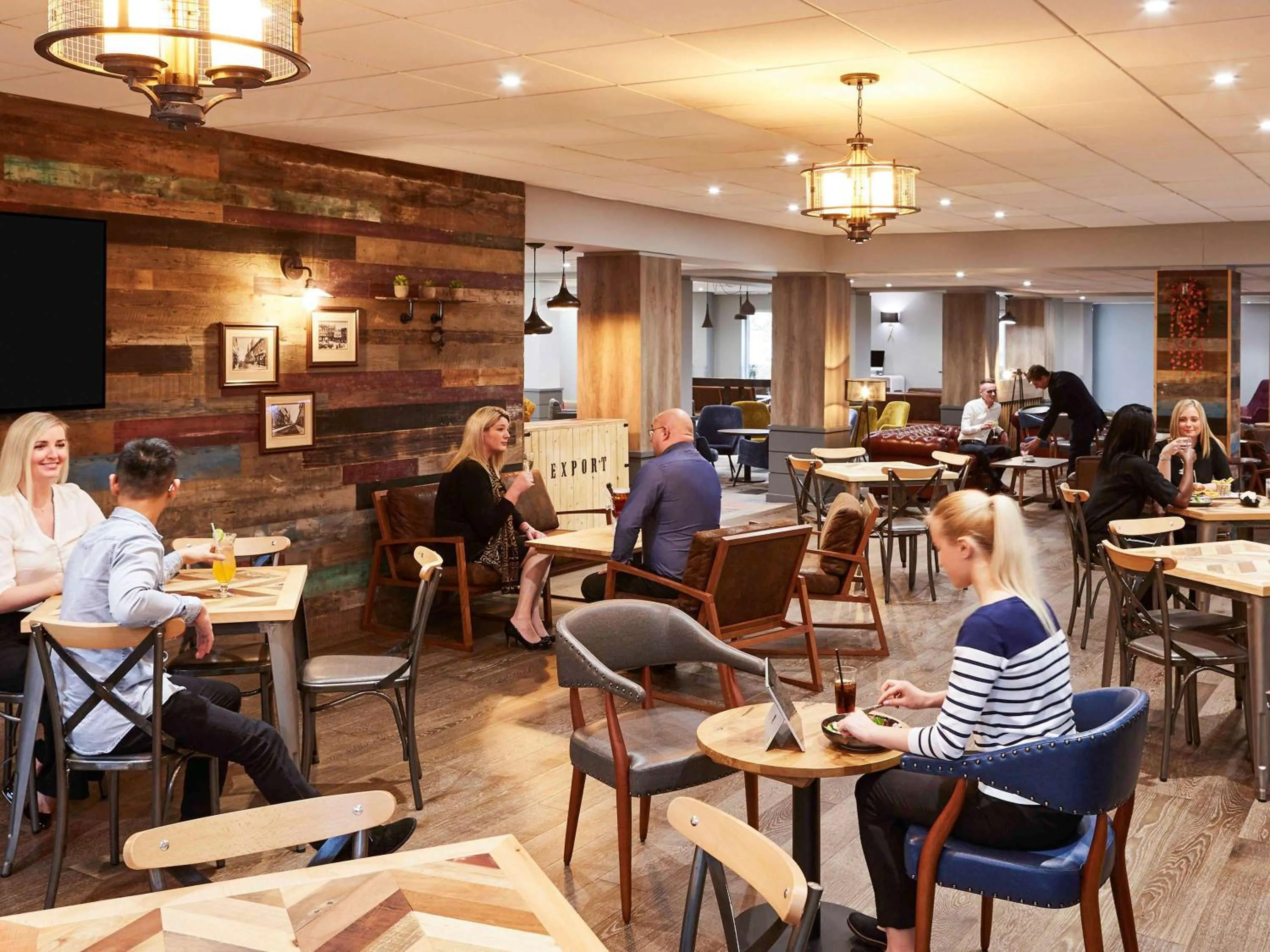 Lounge or bar in Novotel Wolverhampton City Centre