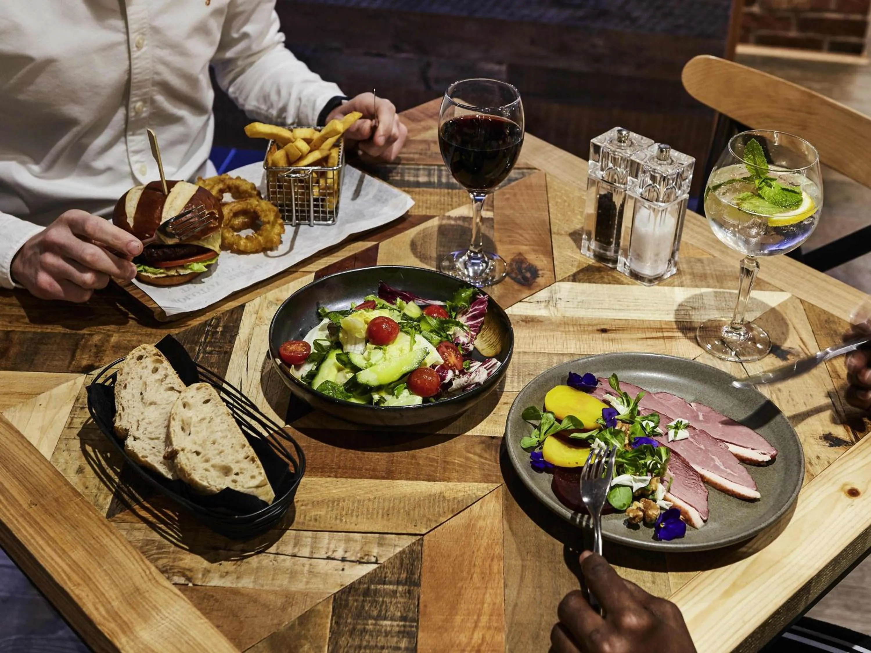 Lounge or bar in Novotel Wolverhampton City Centre