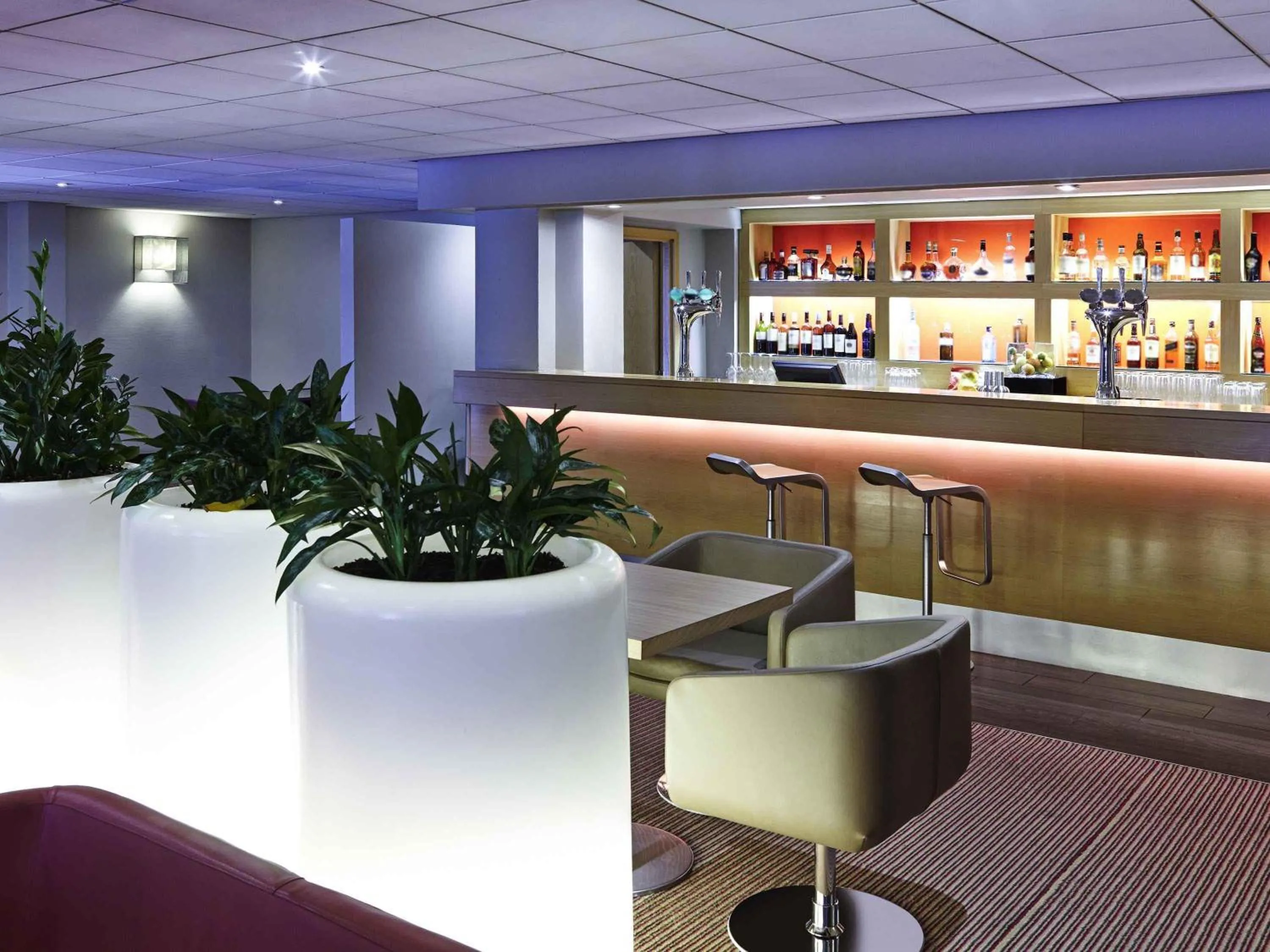 Lounge or bar in Novotel Wolverhampton City Centre