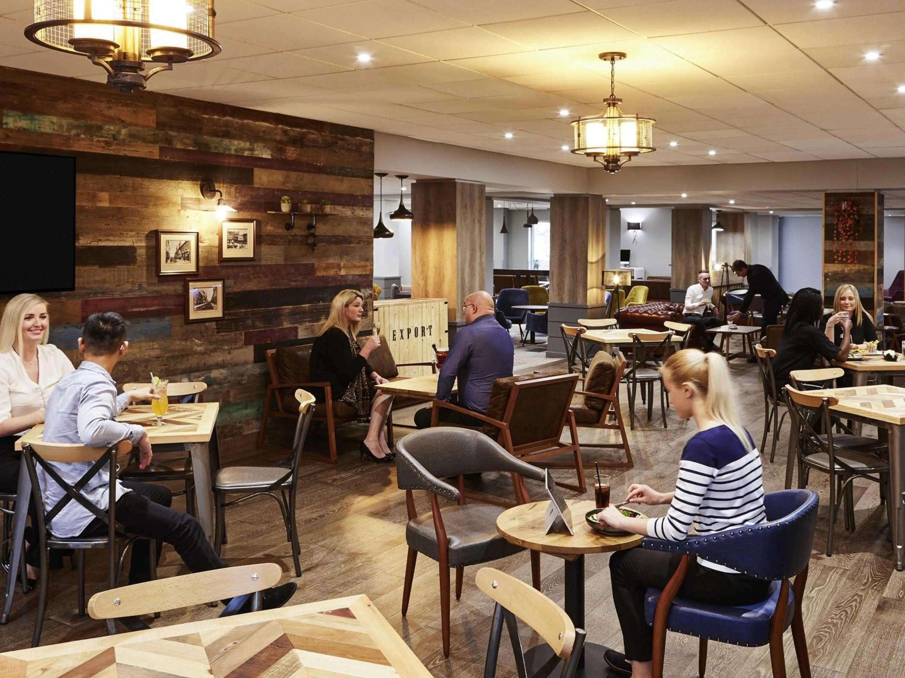 Lounge or bar in Novotel Wolverhampton City Centre