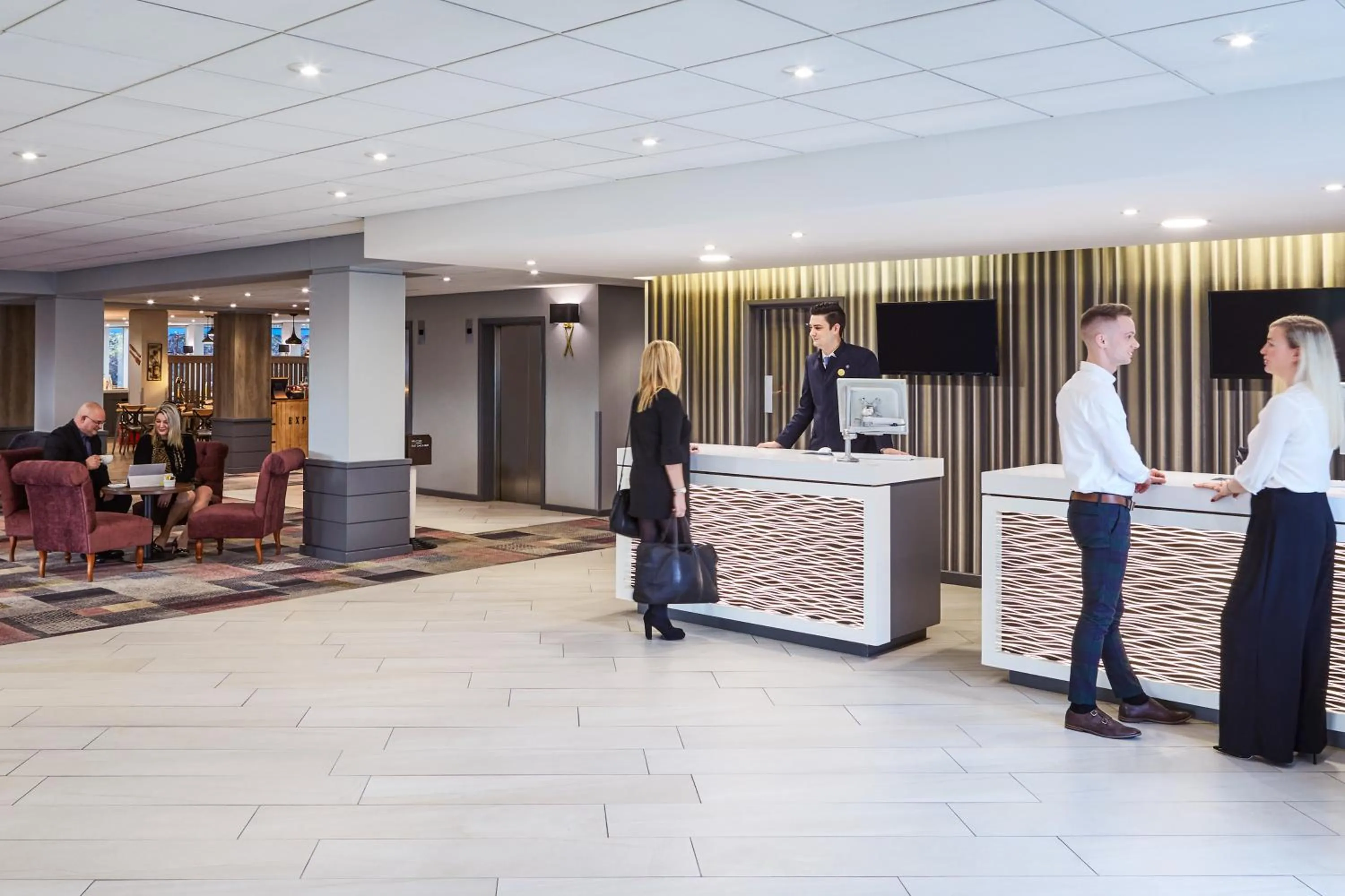 Lobby or reception in Novotel Wolverhampton City Centre