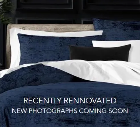 Bed in The Stockade Inn