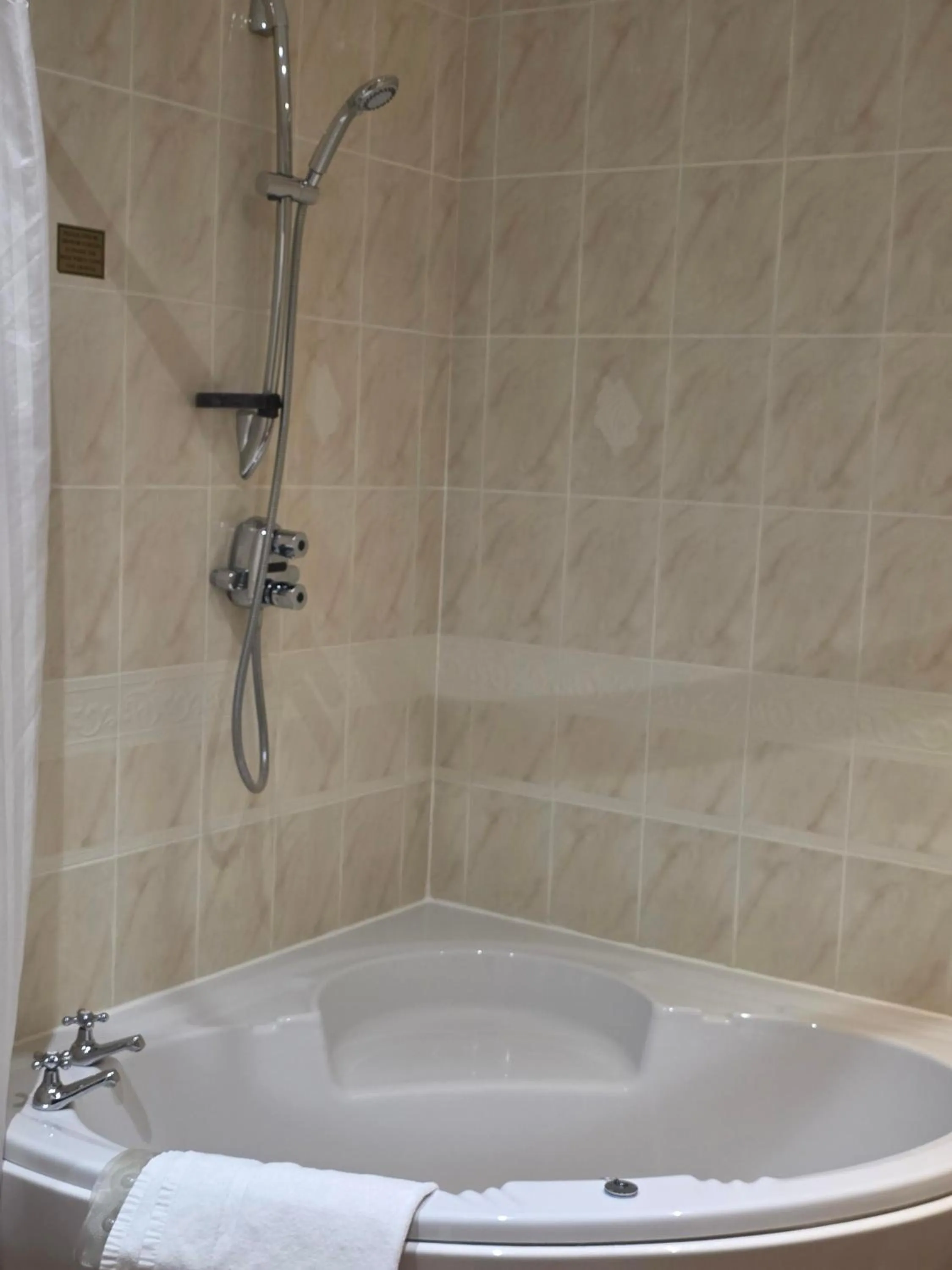 Bathroom in Oaklands Hall Hotel Grimsby