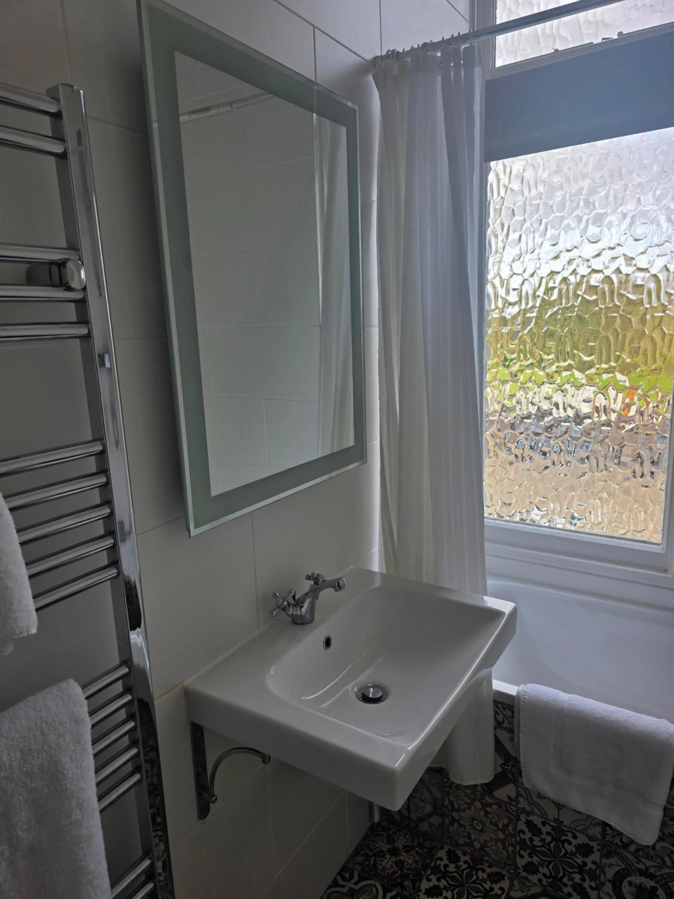 Bathroom in Oaklands Hall Hotel Grimsby