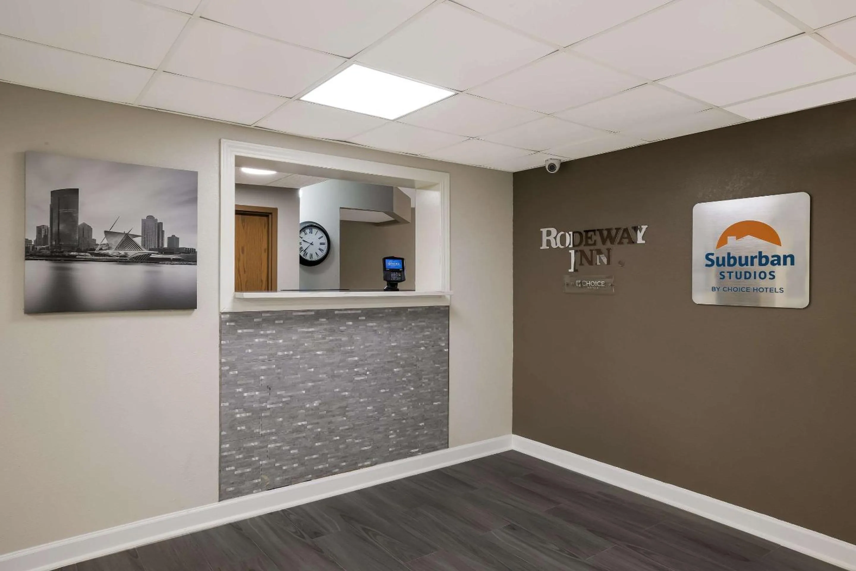 Lobby or reception in Suburban Studios Milwaukee Airport