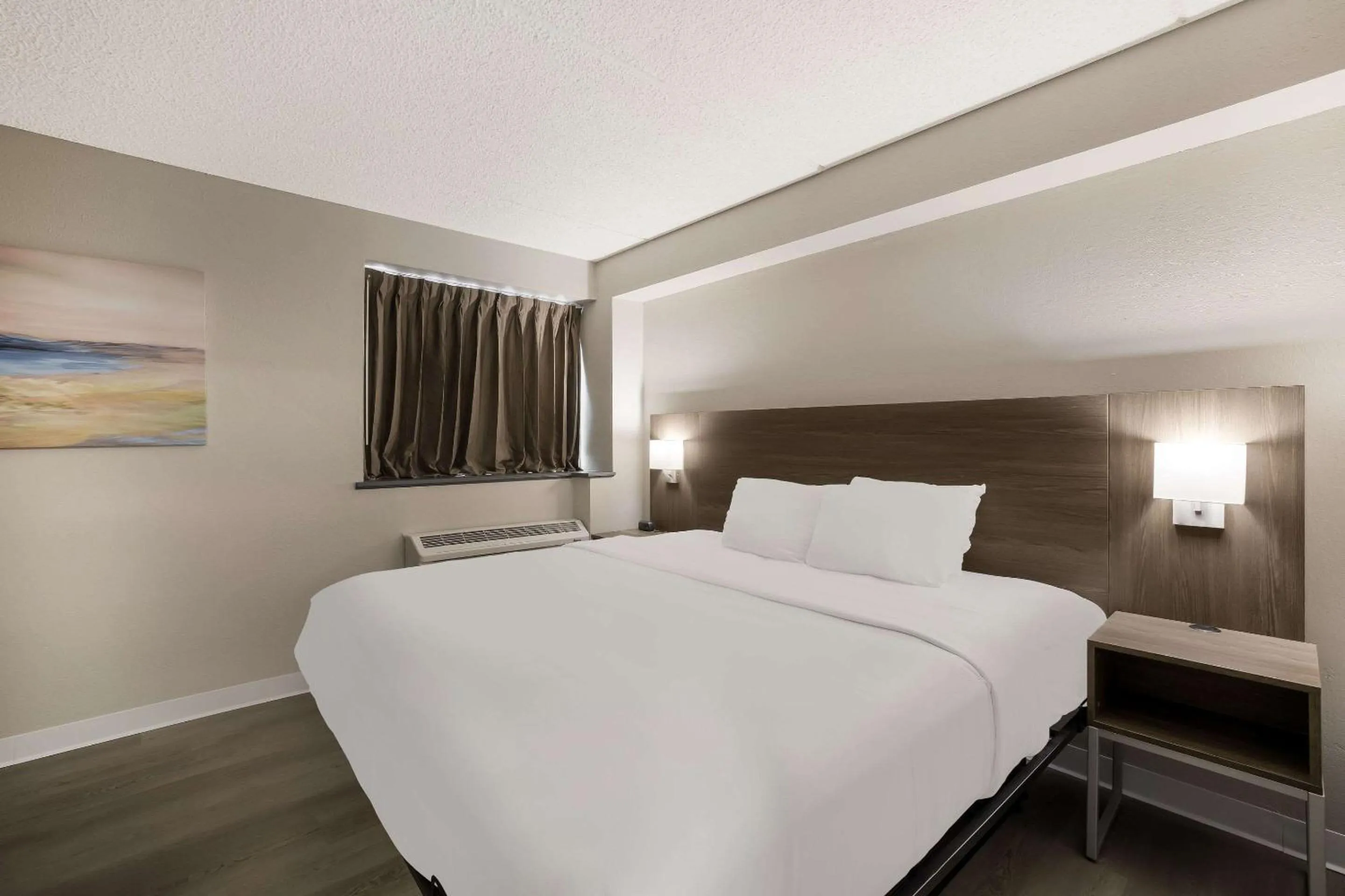 Bedroom, Bed in Suburban Studios Milwaukee Airport