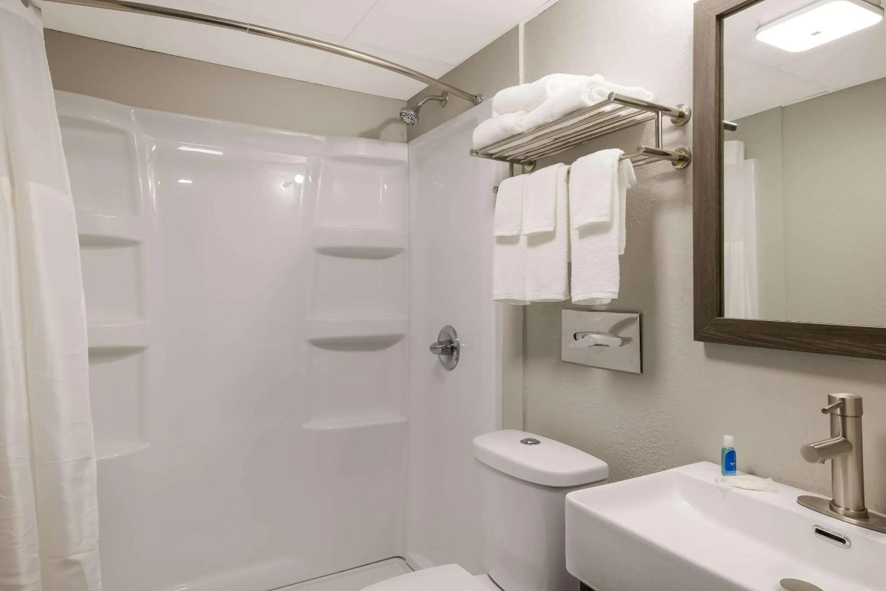 Bedroom in Suburban Studios Milwaukee Airport