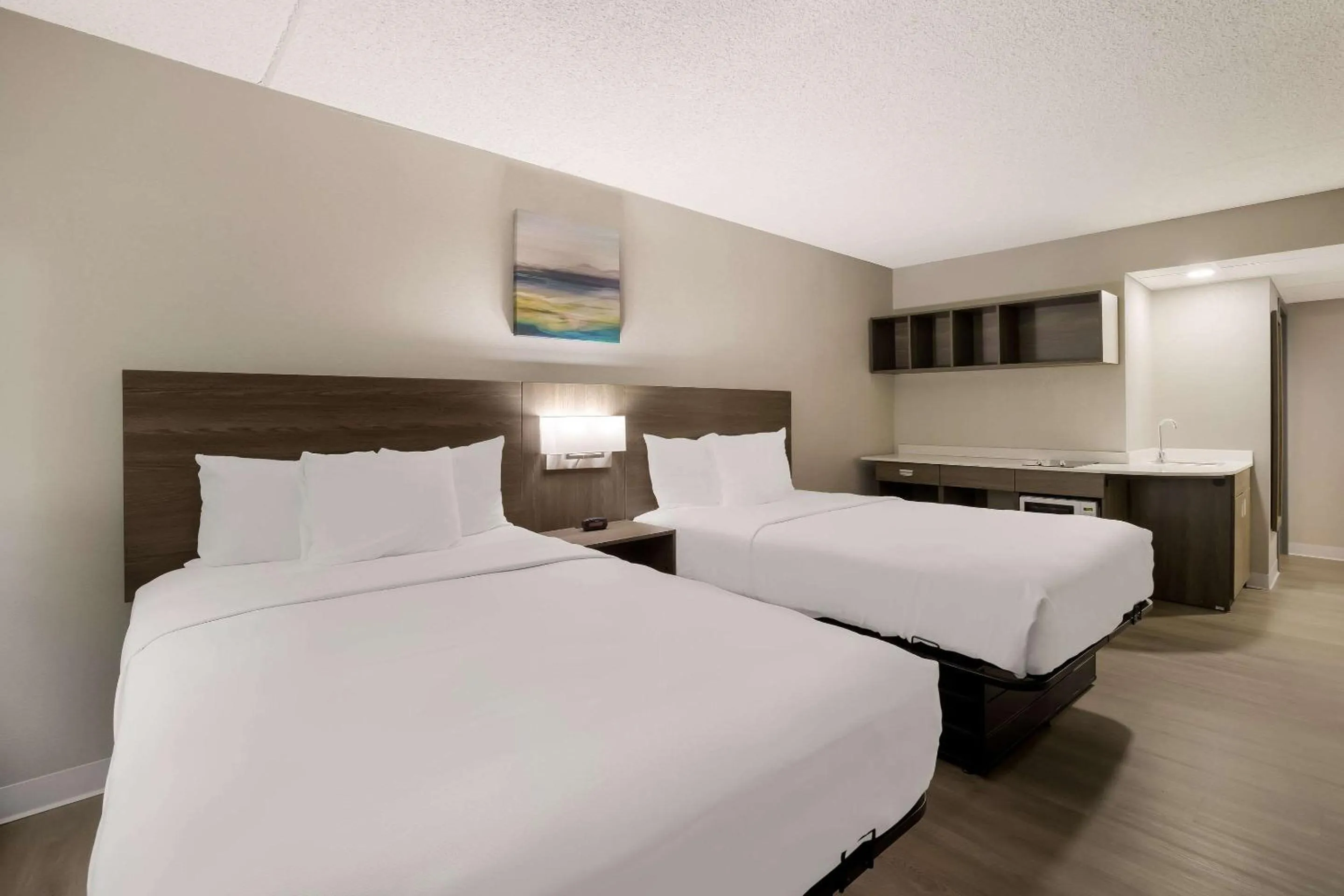 Bedroom, Bed in Suburban Studios Milwaukee Airport