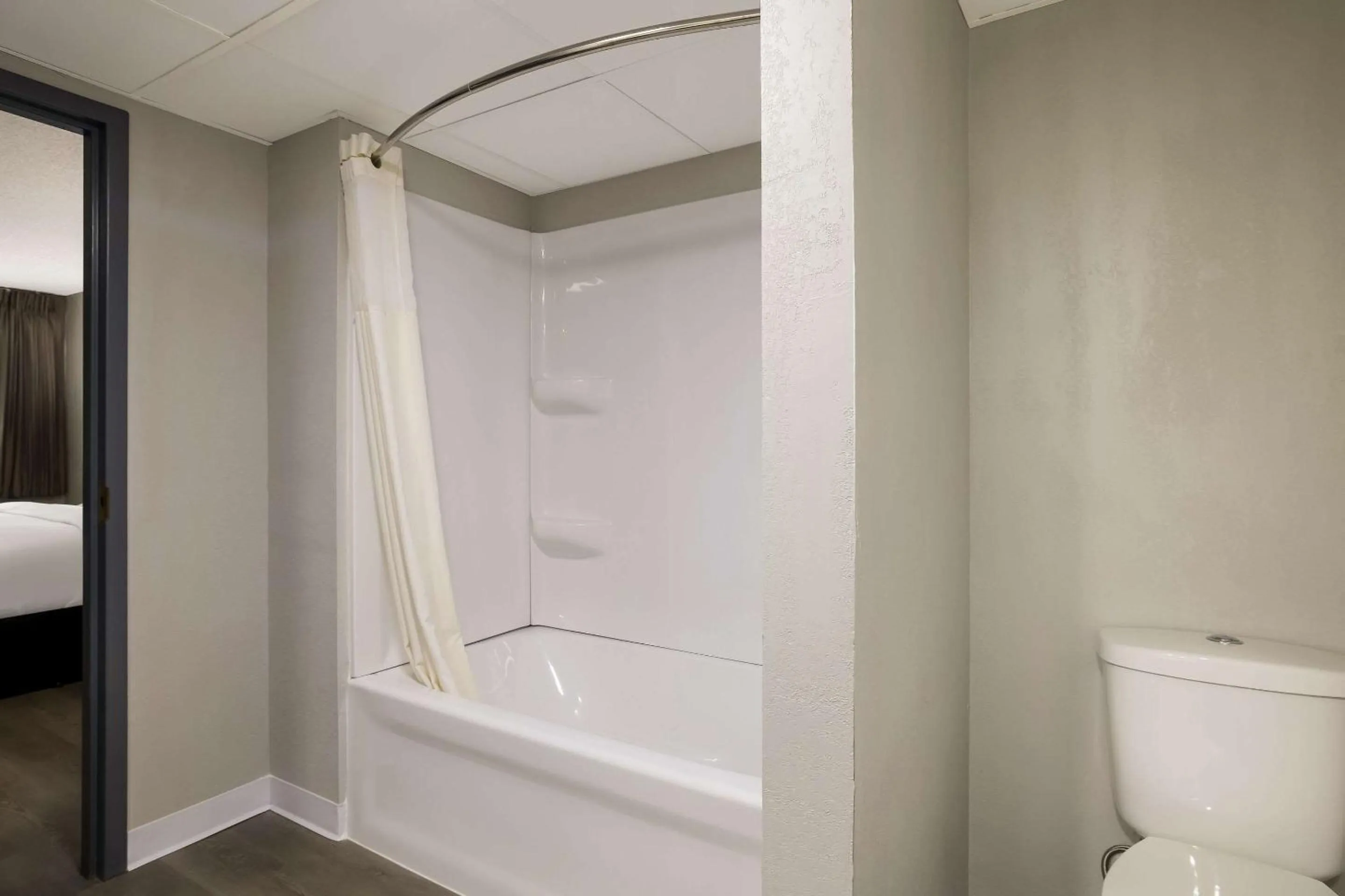 Bedroom in Suburban Studios Milwaukee Airport