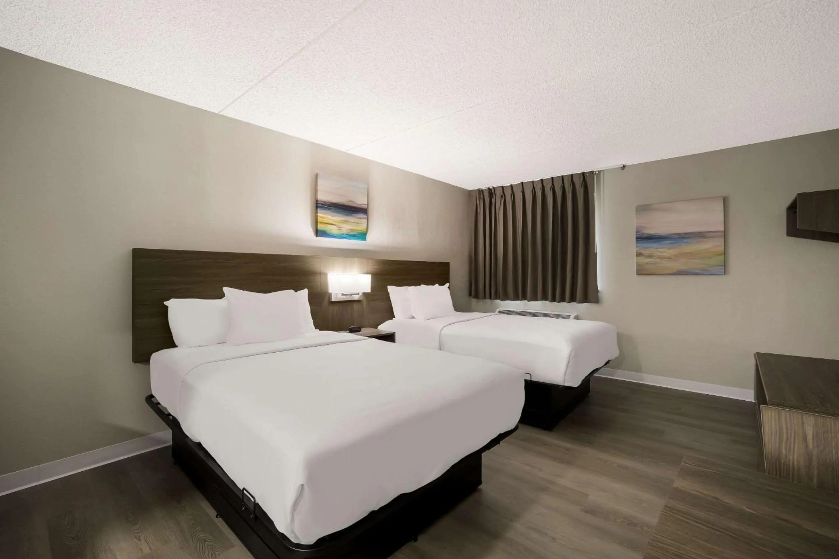 Bedroom, Bed in Suburban Studios Milwaukee Airport