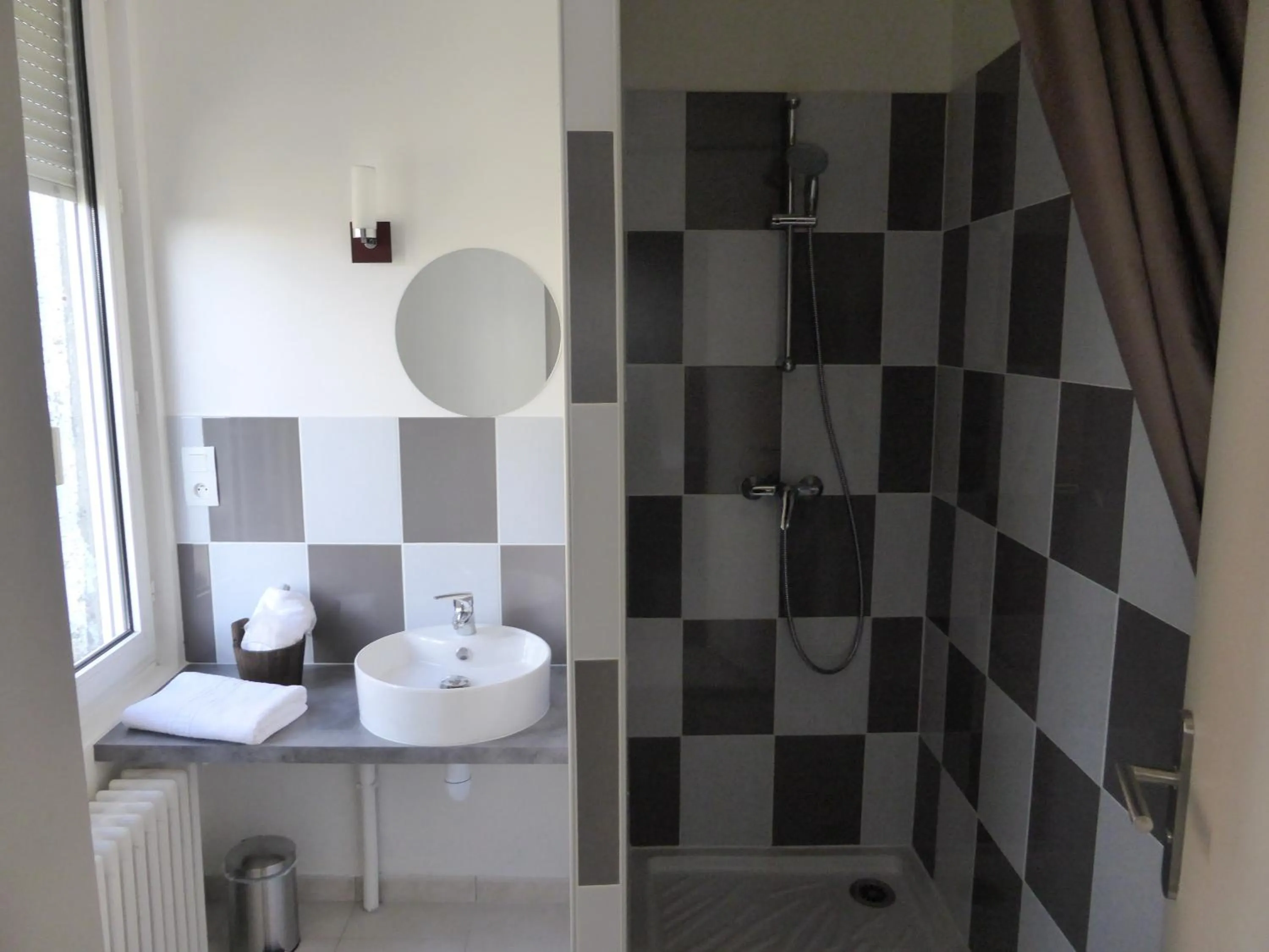 Shower in Le Bannier Hotel Restaurant