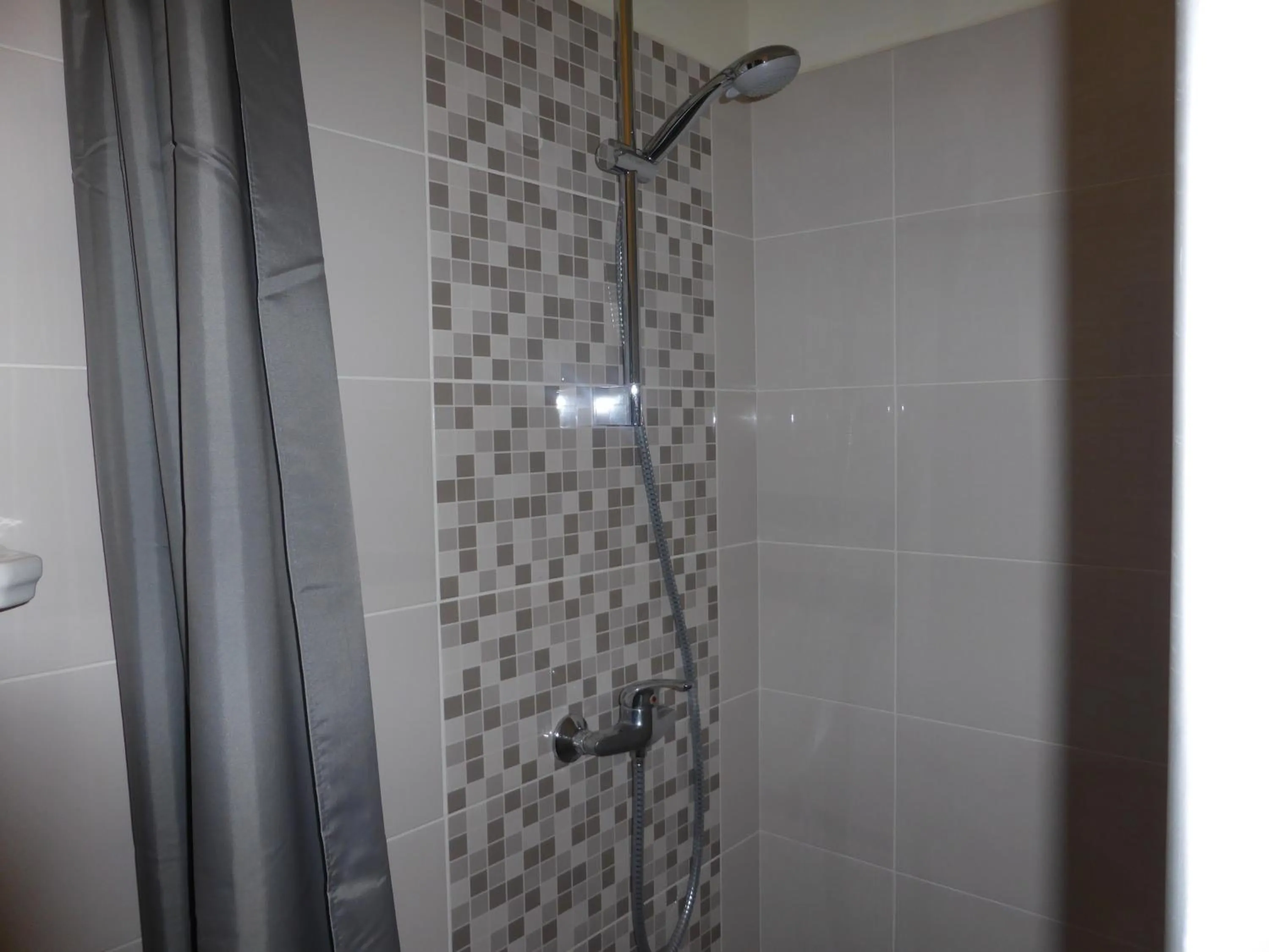 Shower in Le Bannier Hotel Restaurant